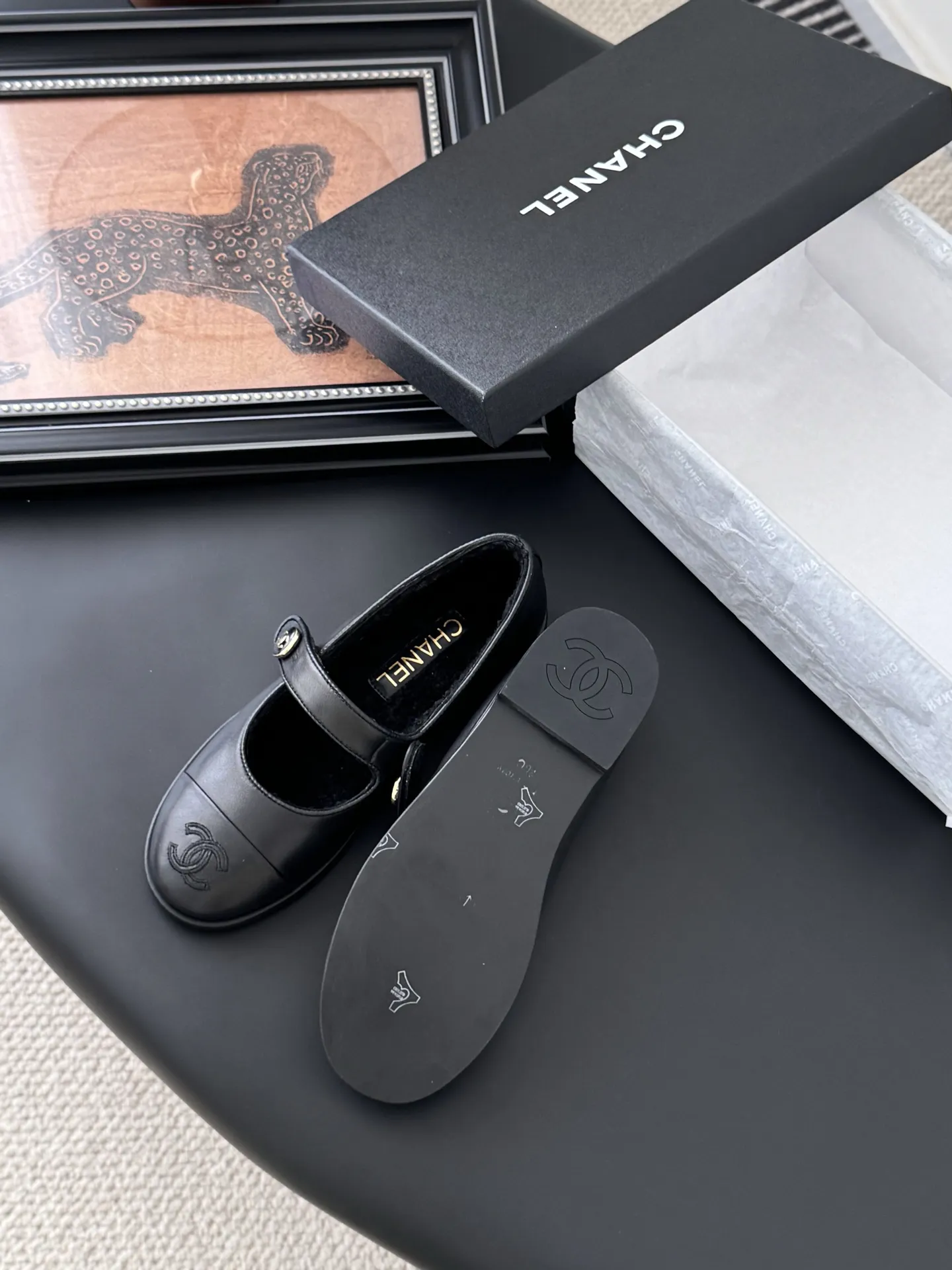 P 250 Chanel 25B秋冬新款毛茸茸玛丽珍单鞋 泰迪毛毛鞋 很舒服诶 美拉德棕色还是很适合秋冬的～ 鞋面麂皮/牛皮 内里皮毛一体 真皮大底 Size:35-39 其他码数定做