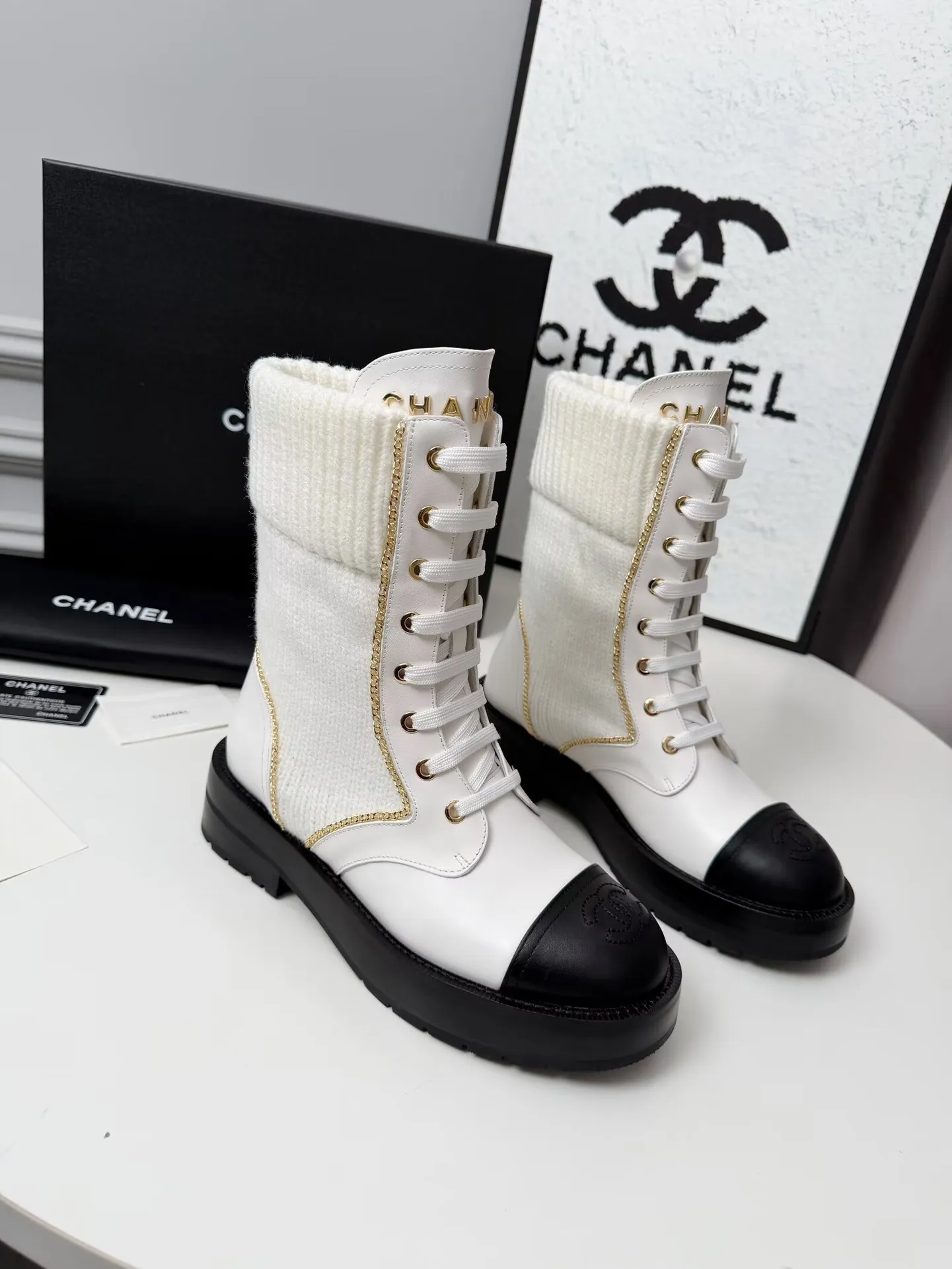 出厂价:330元 秋冬新款Chanel 香奈儿 踝靴原版开模✅ 绑带设计穿脱超级方便,鞋头Logo电绣 鞋舌也是金属品牌Logo 面料:牛皮 内里/垫脚:牛里 采用组合大底制作 颜色:黑色、蓝色、白色(5个版面任选) 码数:35—42(41、42头需定做) 包装:布袋 卡片