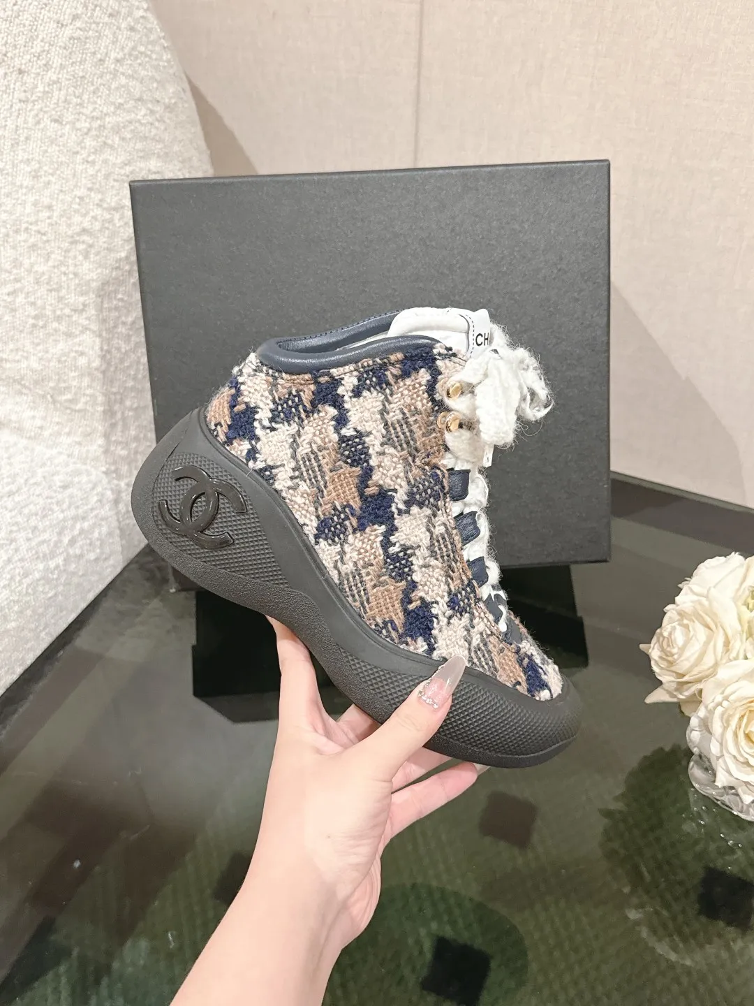 p300 Chanel 24K。秋冬火爆休闲鞋 秋冬宝藏时髦单品，必须要炫耀一下，专柜无敌火的一款，抵御冬日的寒冷定义冬季时尚，简直就是小香的灵魂，整个冬天可以天天穿，旅行滑雪🎿必备！ 正品12800专柜购回，经过原单的大拆卸，采用进口羊皮，内里都采用环保羊皮里，有正品细节图对比参照，所有细节、材质均与原单无差异，官方目录： 码数：35-40 41定做均配有顶级包装