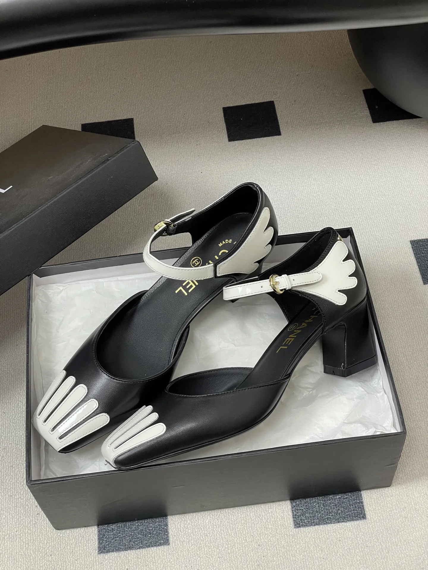 p290- 26ss春夏新款Chanel香奈儿 26a小香方头双拼色中空高跟凉鞋新颖条纹粗跟高跟单鞋 方头设计:优雅显瘦，拉长腿部线条粗条纹装饰:甜美可爱，增添女性魅力高跟设计:显高显瘦，展现优雅气质百搭耐看，适合各种场合 搭配职业装，展现职场女性的优雅与干练搭配晚礼服，成为全场焦点 搭配连衣裙，展现浪漫柔美的一面搭配牛仔裤，轻松驾驭休闲风格 无论是日常通勤还是参加派对，它都能让你轻松应对，展现优雅气质 鞋面：羊皮/牛漆皮 内里垫脚：羊皮 跟高：6cm 鞋底：意大利真皮大底 码数：35-39（40.41定做不退换）