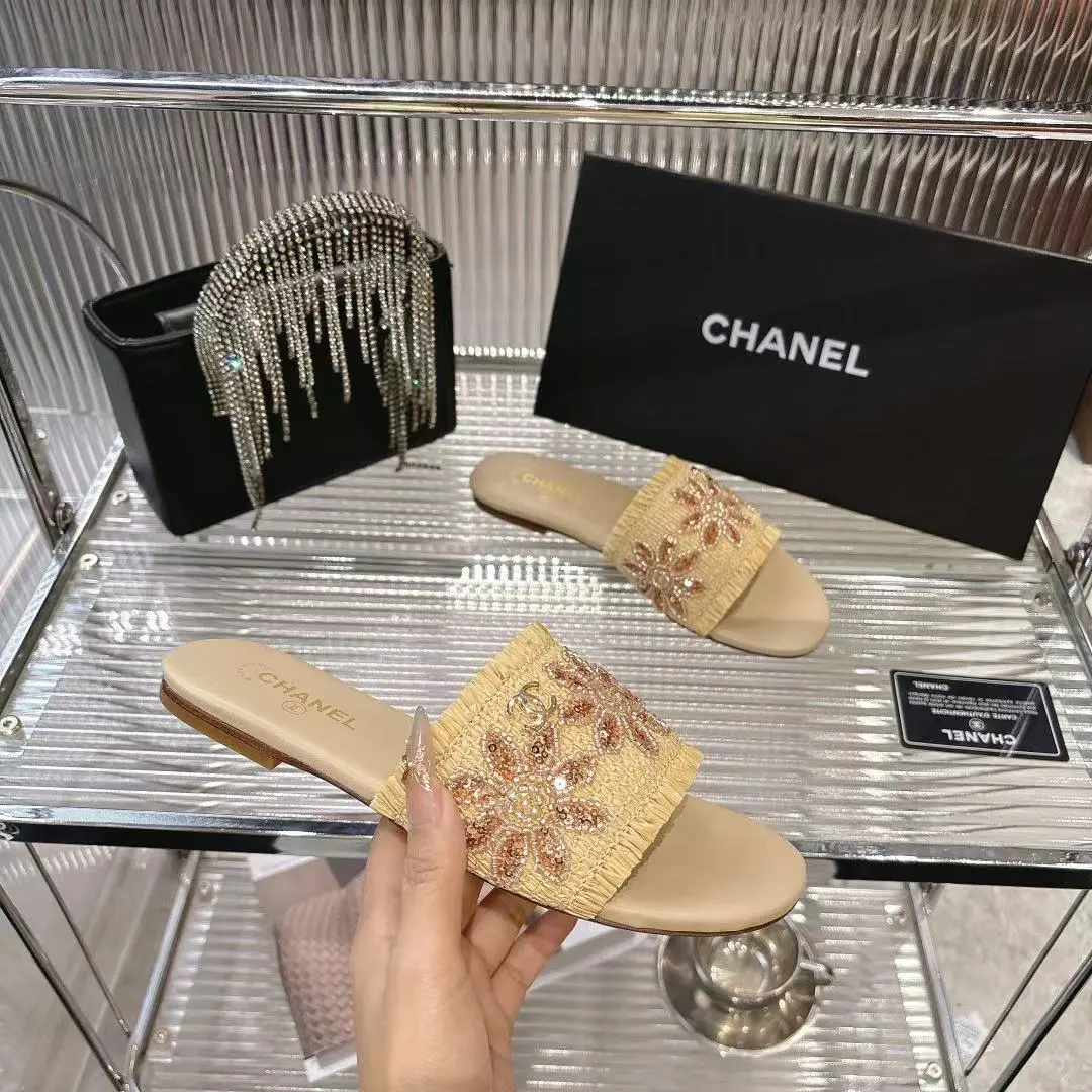 💫💫26春夏Chanel设计自带高光,经典双C标识彰显身份,小香风的精致感藏都藏不住~ 休闲不随意,精致好看,🤩上脚轻盈无负担,细节处尽显匠心,时髦精的夏日氛围感全靠它撑场✨ 🔺面料:定制草编 🔺颜色:杏色、黑色、白色 🔺码数:35-40码(41订做不退换) 🔺出厂价:220元