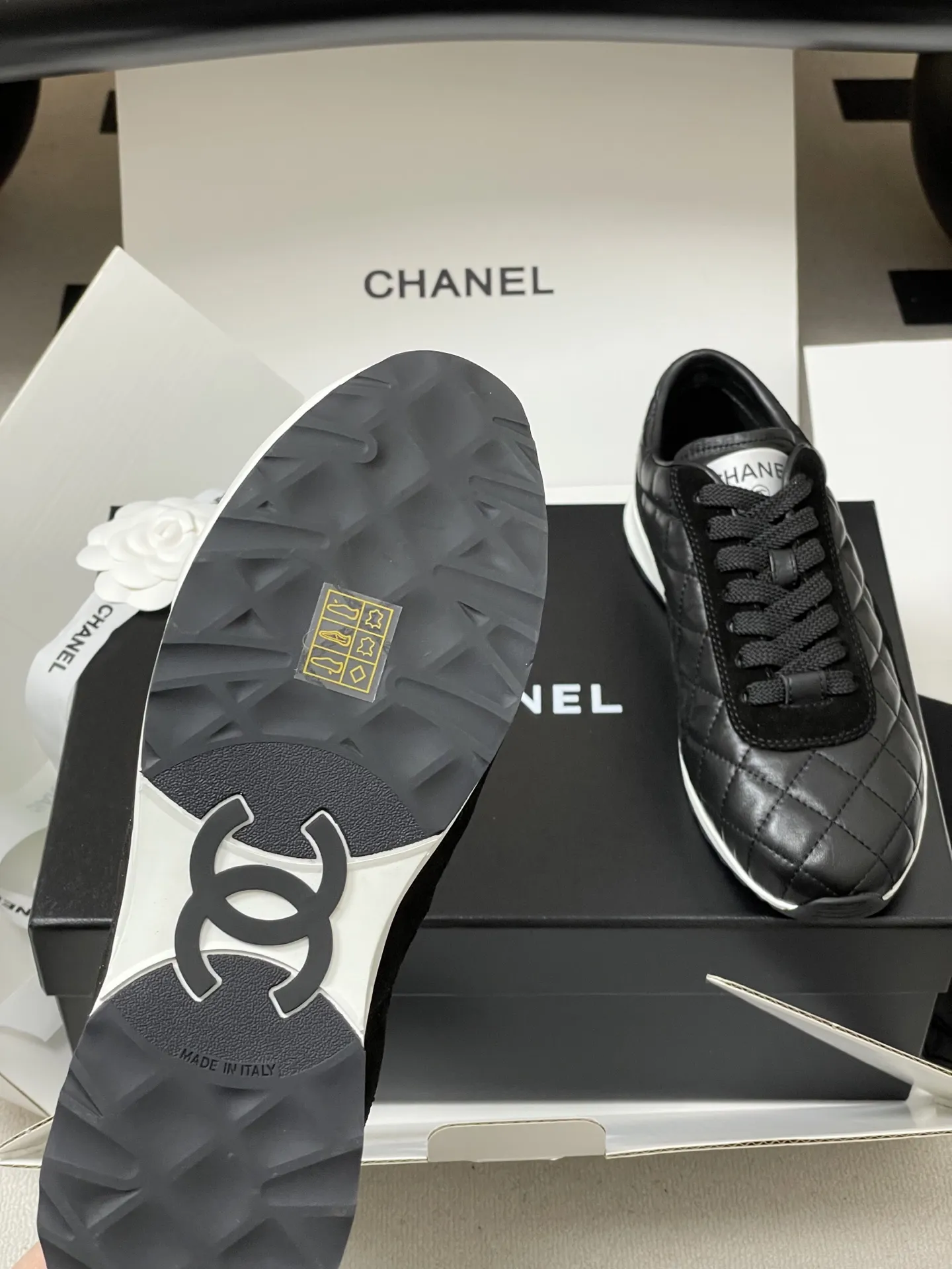 p370-莞产(配高档飞机盒✈️) Chanel 小香 26C早春新款经典菱格系带运动鞋双C微标德训鞋休闲小白鞋 26c菱格运动鞋混搭神器Chanel Sneaker菱格纹绗缝设计,这是香奈儿最经典的标志之一 鞋面堪称点睛之笔,羊皮菱格纹肌理极具质感,羊皮材质打造的菱格颗粒饱满立体,每一个菱格的纹路都充盈且富有弹性,手触上去能清晰感受到皮革的软糯与菱格的挺括,经典的绗缝工艺让菱格的轮廓线条利落又圆润,再搭配鞋侧低调的双C标识,既保留了香奈儿标志性的优雅! 鞋面:定制小羊皮/牛反绒 内里:小羊皮 鞋垫:透气环保网布 鞋底:原版开模双色TPU组合大底 码数:35-39(40定做不退换)