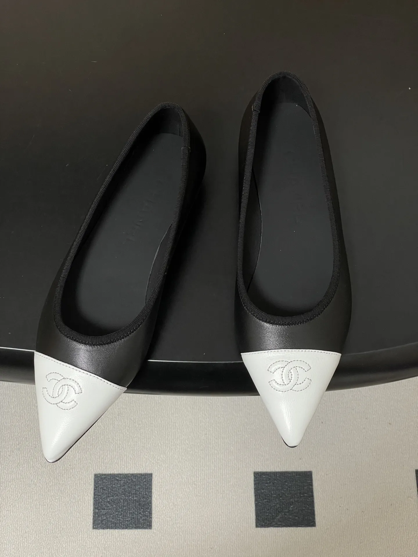 p270- 2026春夏新款Chanel小香26P尖头芭蕾舞鞋经典双拼色电绣双C平底单鞋 这款尖头有吸引到我 很喜欢鞋头的形状。以拼色美学重塑经典格调。细腻小羊皮与质感面料碰撞,撞色纹路勾勒出层次美感,复古与现代在此交融,标志性双C标识低调点缀鞋头,自带品牌辨识度与高级感。尖头设计微宽不挤脚,既拉长腿部线条显纤细,又兼顾行走舒适度,不管是搭配西装裤的职场通勤,还是配连衣裙的法式约会,都能以优雅姿态踏出每一步,成为造型中的点睛奢品! 鞋面:小羊皮 内里垫脚:羊皮 鞋底:意大利真皮大底 码数:35-39(40.41定做不退换)