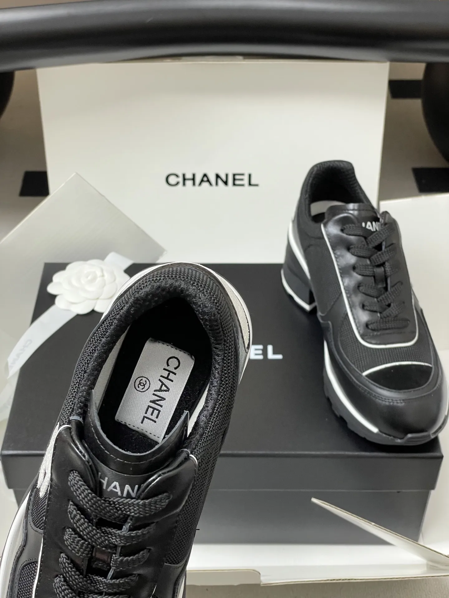 p380-莞产(配高档飞机盒✈️) Chanel 小香 25K高跟运动鞋经典大双C侧标休闲鞋黑白熊猫拼色系带运动鞋 黑白配色超经典,羊皮+织物拼接,侧面双C logo,品牌感满满+,橡胶鞋底耐磨防滑,内里羊皮柔软舒适,秋冬穿超暖和。圆头设计不挤脚,通勤休闲都OK! 挖到宝了!香奈儿黑白高帮鞋太绝了👍黑白交织的法式优雅。脚下的格调,是香奈儿给的。黑白高帮板鞋把法式优雅和街头潮流揉在一起,每一处细节都藏着匠心。日常出街踩上它,随便搭都有范儿~ 鞋面:定制小牛皮/牛反绒拼接网布 内里:小羊皮 鞋垫:透气环保布 鞋底:原版开模双色TPU组合大底 跟高:6cm 码数:35-39(40定做不退换)