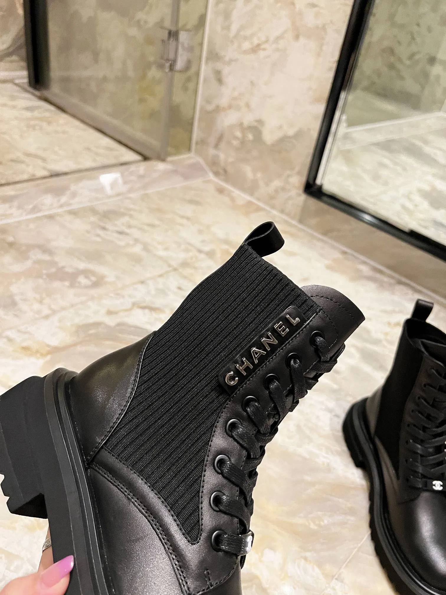 CHANEL 香奈儿 秋冬新款24 B字母骑士靴这款骑士马丁靴真的是帅气时尚的代表，简约时尚个性又大气!自然流畅的美感，有种惊艳了时光的美感,鞋跟和鞋底同时满足了增高和穿着的舒适性，鞋头圆润但不笨拙，只有一个很低调的奢华字母logo，可以hold住任何场合。，比例!牛皮，开边珠，内里水染羊皮 码数：35-41 价：P290