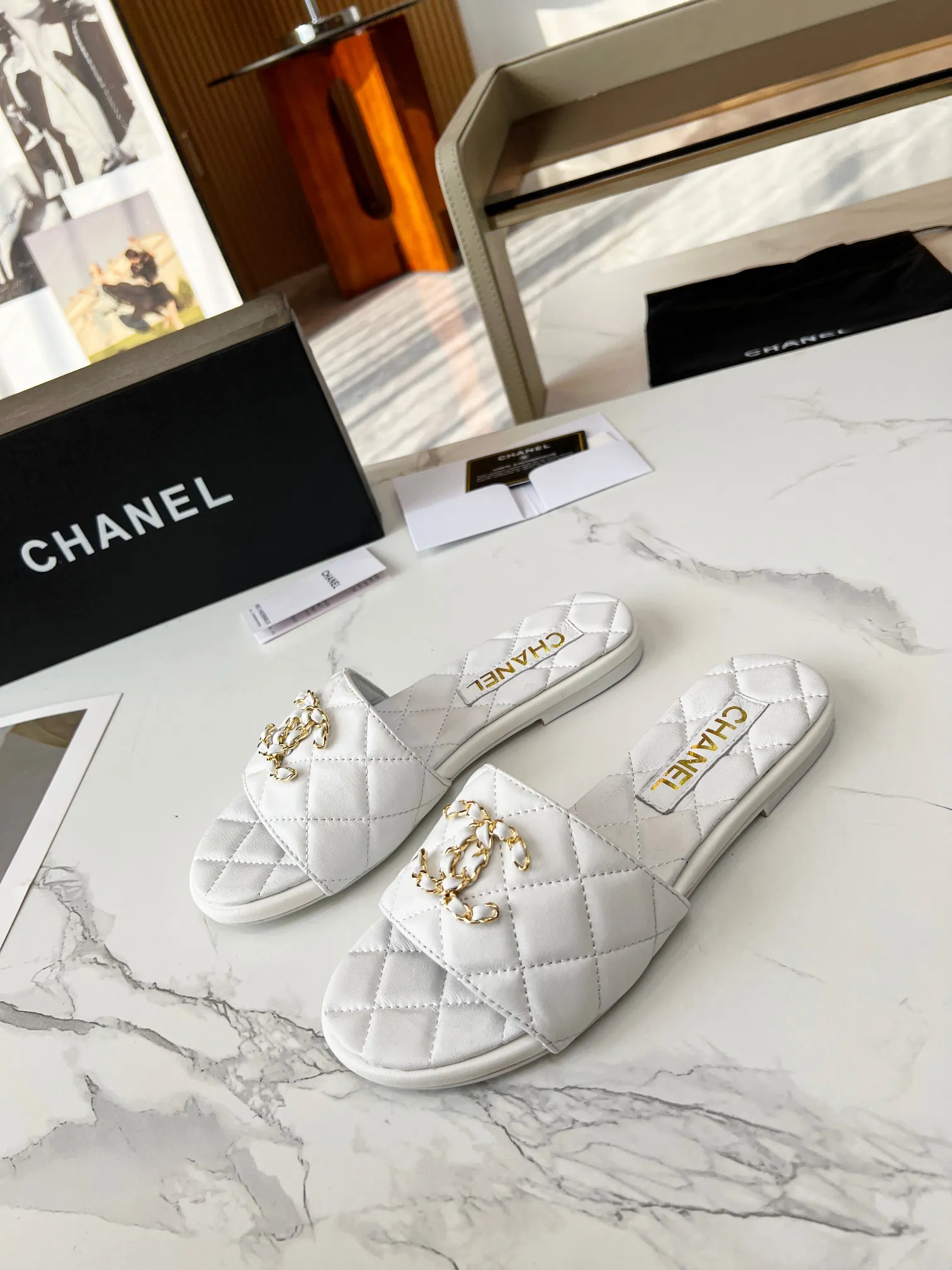 CHANEL2023小香新款经典拖鞋👡 👄原版1:1开模双C logo🧡散发持久魅力小香凉鞋👡生动知性优雅👥衬托出女性独有的美丽👩&zwj;🦰 面料：羊皮 内里：进口羊皮 垫脚：羊皮，大底：橡胶大底（真皮大底） 颜色：黑色/杏色 /白色，码数：35-40（41-41定制不退不换） 出厂价：真皮大底210，橡胶底170