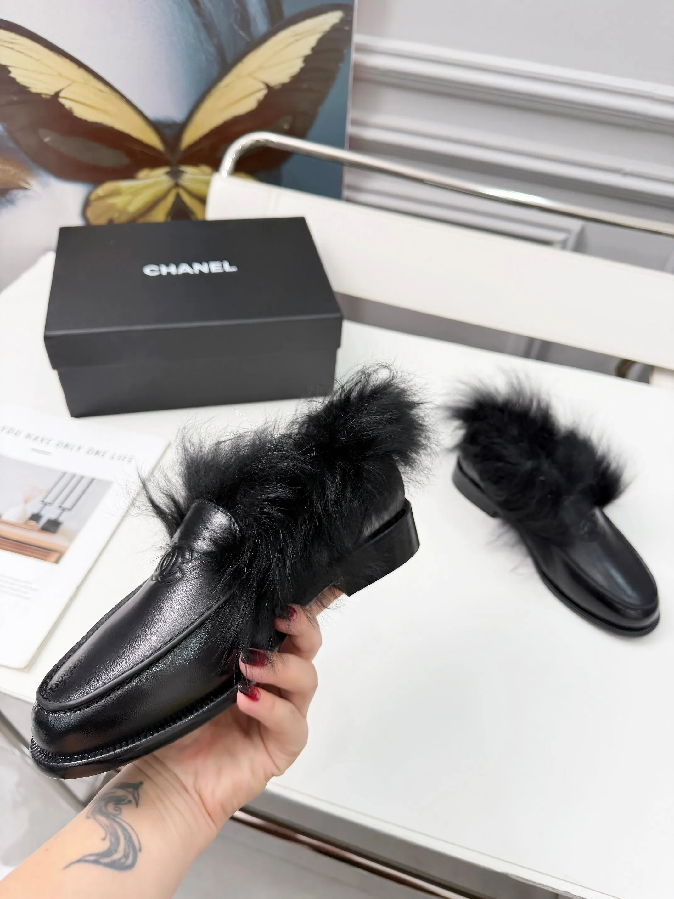 「CHANEL 25N滑雪系列」:毛绒裹住冬意,双C缀满优雅——踩进这双鞋,暖得像把初雪揉进了温柔里 上脚真的好看搭配好了巨时髦 回头率杠杠的 经典耐看简约百搭 鞋面牛皮/麂皮 内里貂毛 真皮大底 35-40,p290