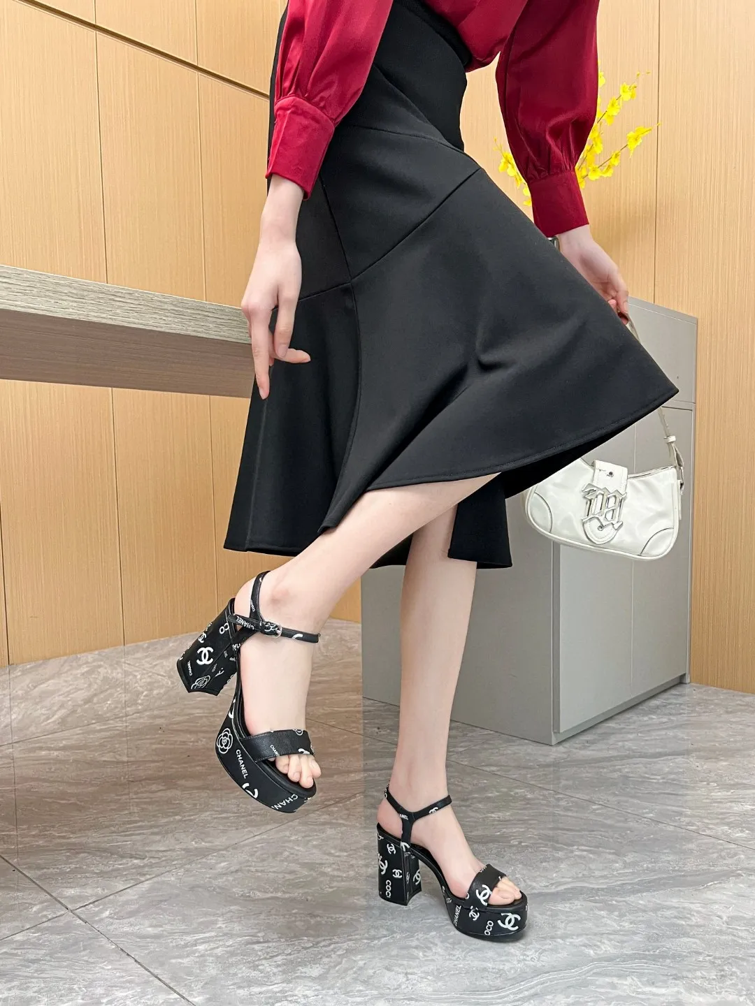 P250 CHANEL官网爆款 媚妮山茶花拼色无论怎么搭配都是那么高端大气，质感细腻的羊皮，做工精致，原版1:1复刻， 真皮大底 35-40码