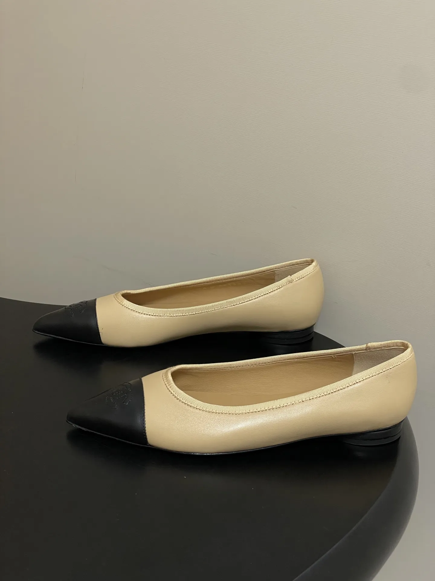 p270- 2026春夏新款Chanel小香26P尖头芭蕾舞鞋经典双拼色电绣双C平底单鞋 这款尖头有吸引到我 很喜欢鞋头的形状。以拼色美学重塑经典格调。细腻小羊皮与质感面料碰撞,撞色纹路勾勒出层次美感,复古与现代在此交融,标志性双C标识低调点缀鞋头,自带品牌辨识度与高级感。尖头设计微宽不挤脚,既拉长腿部线条显纤细,又兼顾行走舒适度,不管是搭配西装裤的职场通勤,还是配连衣裙的法式约会,都能以优雅姿态踏出每一步,成为造型中的点睛奢品! 鞋面:小羊皮 内里垫脚:羊皮 鞋底:意大利真皮大底 码数:35-39(40.41定做不退换)