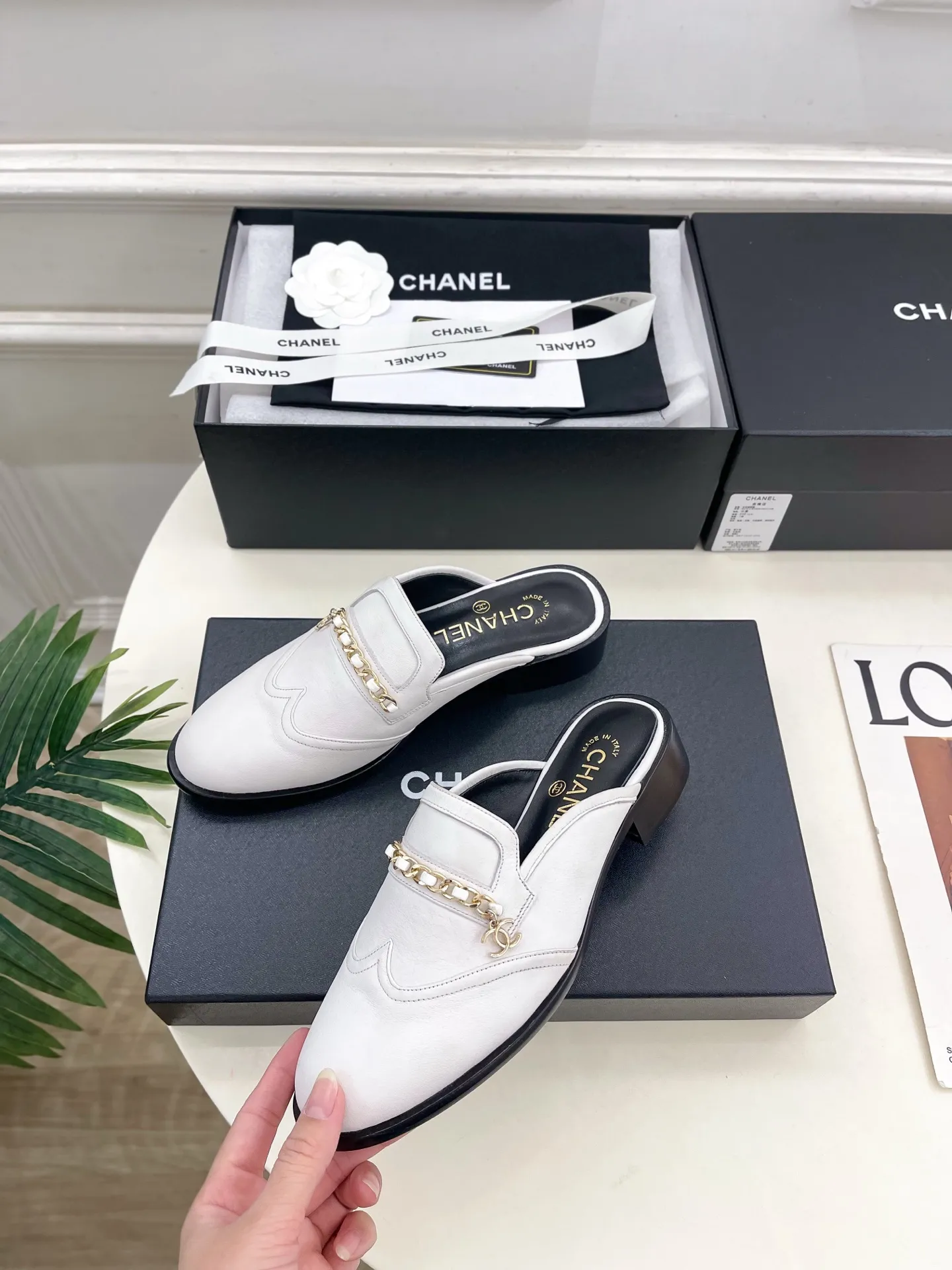 𝐂𝐇𝐀𝐍𝐄𝐋 | 小香 25𝐬𝐬 🦋2025秋冬新品 专柜经典走秀款 小香双C链条半拖乐福鞋 系列上新〰 🍬 BS时尚圈的绝绝子 搭配将演绎着细致 极简 永不褪去的经典元素 💋展现与众不同的穿搭风格美到无话可说 夏季必入款…… ━━━━━ ЅᏇєєt ━━━━━ ▪️鞋面:高定制原版小牛皮 ▪️内里:进口丝绸羊皮里 ▪️大底:原版意大利真皮大底 ▪️跟高:3.5cm ▪️鞋码: 35-39(40.41定制不退换) ▪出厂价:半拖💰280乐福鞋💰290