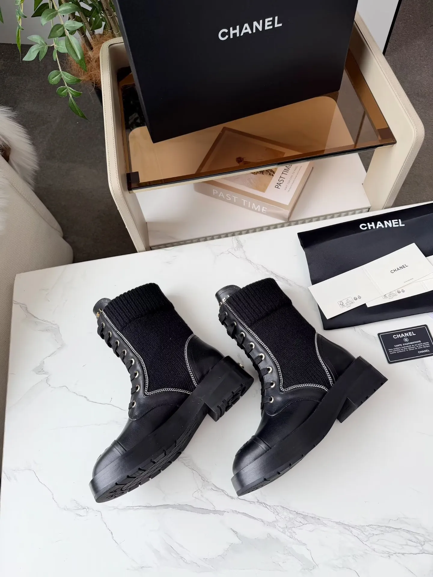 出厂价：330元 秋冬新款Chanel 香奈儿 踝靴原版开模✅ 绑带设计穿脱超级方便，鞋头Logo电绣 鞋舌也是金属品牌Logo 面料：牛皮 内里/垫脚：牛里 采用组合大底制作 颜色：黑色、蓝色（3个版面任选） 码数：35&mdash;42（41、42头需定做） 包装：布袋 卡片