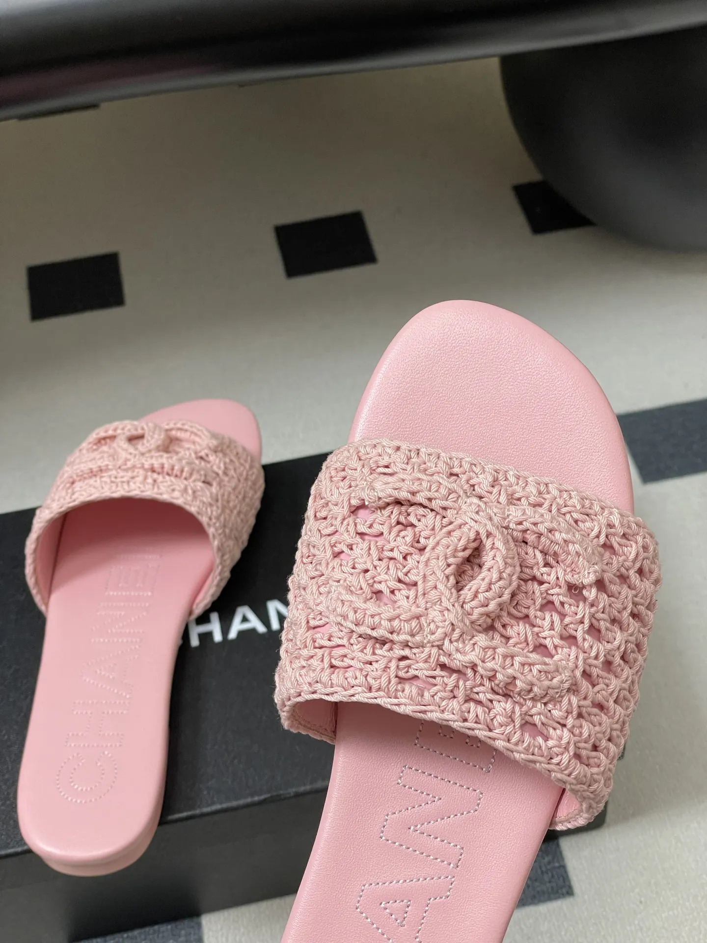 p260- 26Fw春夏新款Chanel香奈儿度假风小香针织刺绣经典双C logo平底凉拖鞋编织经典一字带拖鞋 鞋面装饰大双c标志,是小香的经典设计符号,兼具精致感与品牌辨识度。为平底一字拖,露趾+穆勒鞋型的设计简约舒适,平底结构适配日常休闲场景,一字带的造型也能修饰脚型。经典色系,百搭且能适配不同穿搭风格。 鞋面:混种羊皮/针织棉线 内里垫脚:羊皮 鞋底:意大利真皮大底 码数:35-39(40.41定做不退换)