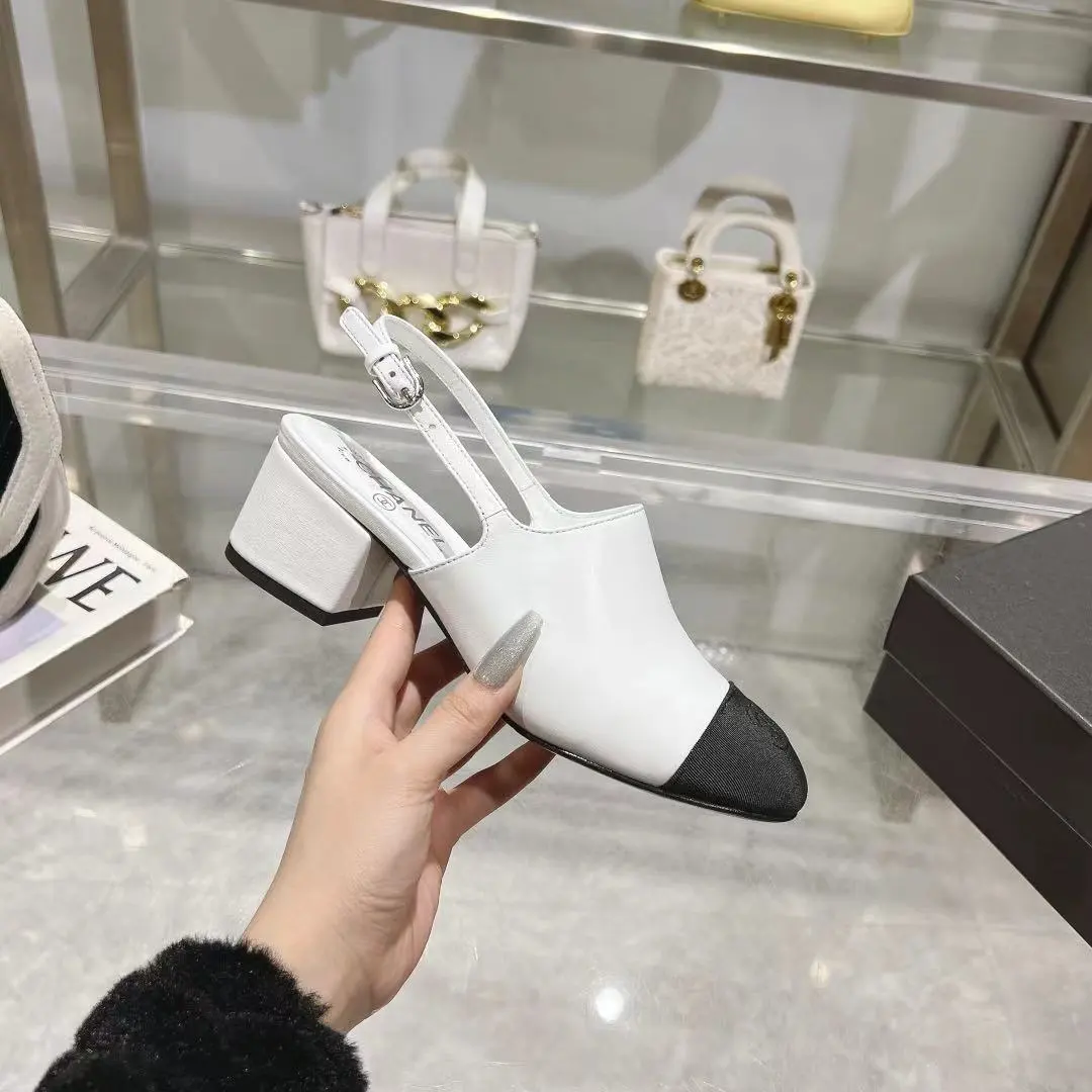 𝐂𝐇𝐀𝐍𝐄𝐋★小香 春夏新品 专柜新款凉鞋电绣永不褪去的经典元素 💋展现与众不同的穿搭风格美到无话可说 夏季必入款&hellip;&hellip; 鞋面：进口羊皮 内里：混种羊皮 跟高：5cm 大底：意大利真皮大底 鞋码: 35-39（40、41 42定制不退换） 出厂价:250