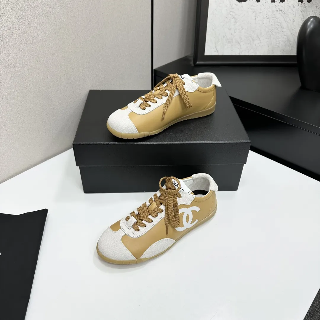 高版本 CHANEL香奈儿新款熊猫板鞋熊猫鞋 香奈儿2026ss火爆熊猫鞋🐼配色厚底休闲运动鞋板鞋 专柜同步 专柜非常火爆 非常难买的一款鞋 全网最火的厚底熊猫鞋 可想而知小香控不可错过的 颜值与舒适并存的 简约百搭小白鞋 厚底增高超级百搭，闭眼入😍谁穿谁好看 鞋面：特殊材质➕头层牛皮 内里：进口网里 大底：原版橡胶大底 码数: 35-40（41 定做 P270