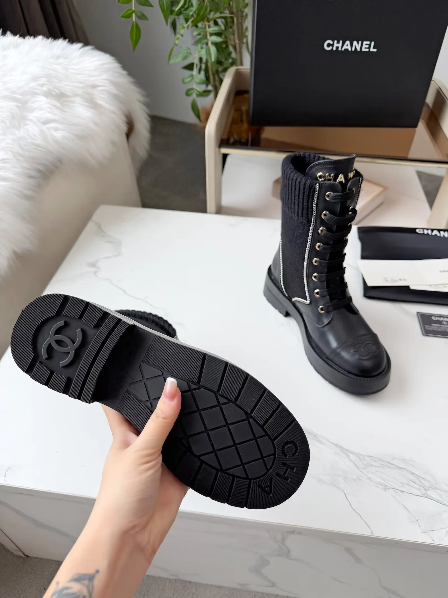 出厂价：330元 秋冬新款Chanel 香奈儿 踝靴原版开模✅ 绑带设计穿脱超级方便，鞋头Logo电绣 鞋舌也是金属品牌Logo 面料：牛皮 内里/垫脚：牛里 采用组合大底制作 颜色：黑色、蓝色（3个版面任选） 码数：35&mdash;42（41、42头需定做） 包装：布袋 卡片