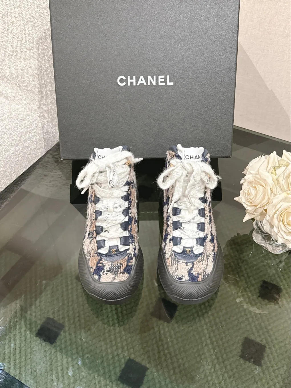 p300 Chanel 24K。秋冬火爆休闲鞋 秋冬宝藏时髦单品，必须要炫耀一下，专柜无敌火的一款，抵御冬日的寒冷定义冬季时尚，简直就是小香的灵魂，整个冬天可以天天穿，旅行滑雪🎿必备！ 正品12800专柜购回，经过原单的大拆卸，采用进口羊皮，内里都采用环保羊皮里，有正品细节图对比参照，所有细节、材质均与原单无差异，官方目录： 码数：35-40 41定做均配有顶级包装