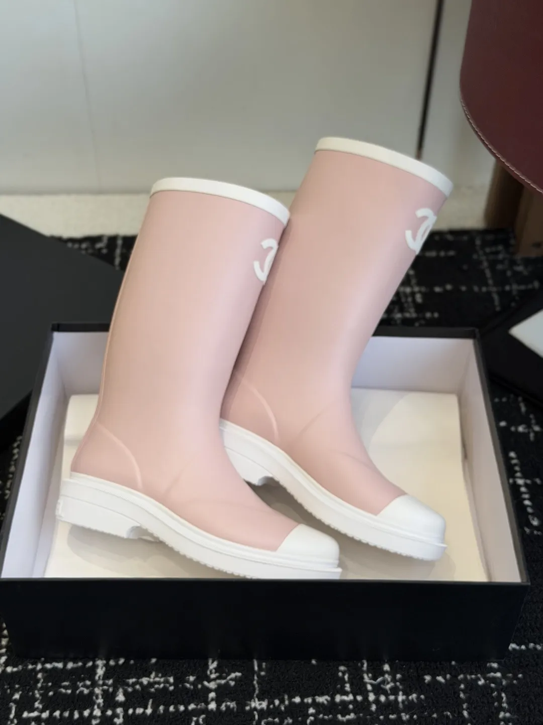 代购级💰270 CHANEL香奈儿26ss 大爆款雨靴！ 入手一款本季颜值爆表雨靴，国内专柜个位数限量，不是vic完全是拿不到的 我真是太幸运了，真是大爱这雨靴我太喜欢了，上脚软软糯糯，太太太太太舒服了，很修饰腿型超级显腿长，全网最好穿的雨靴！ 专柜以7800购入！！！全网独家开模定制，历经1个月调整还原正品级，秒杀市场面上的所有货品！！ Size：#35-41（40 41定做不退换）