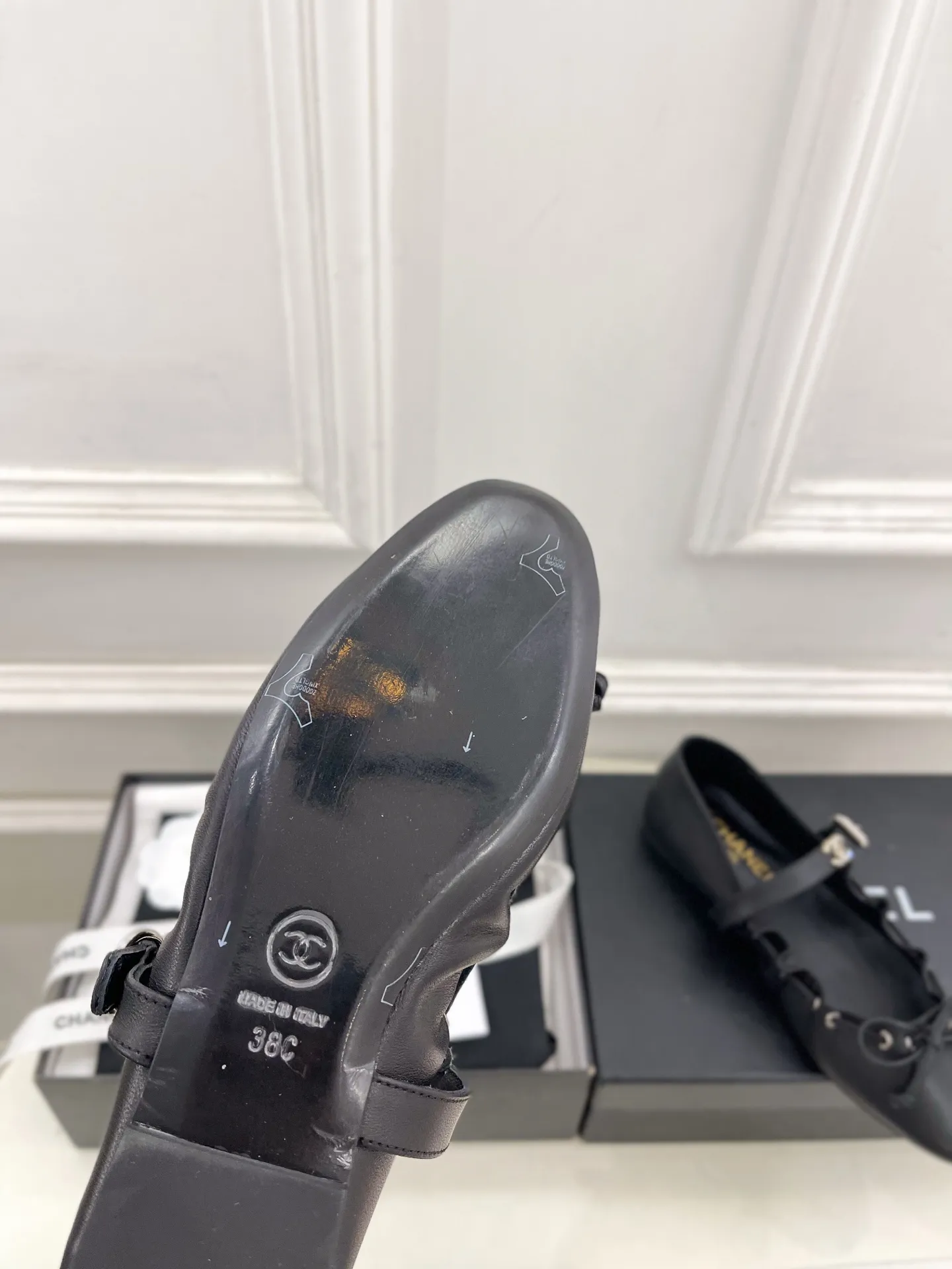 𝐂𝐇𝐀𝐍𝐄𝐋 | 小香 26𝐬𝐬 🦋2026春夏新品 小香双C褶皱蝴蝶结玛丽珍平底鞋 系列上新〰 🍬 BS时尚圈的绝绝子 搭配将演绎着细致 极简 永不褪去的经典元素 💋展现与众不同的穿搭风格美到无话可说 夏季必入款&hellip;&hellip; ━━━━━ ЅᏇєєt ━━━━━ ▪️鞋面：原版高定制小羊皮 ▪️内里：进口羊皮里 ▪️大底：原版进口真皮大底 ▪️跟高：平底 ▪️鞋码: 35-39（40.41定制不退换） ▪出厂价：💰270