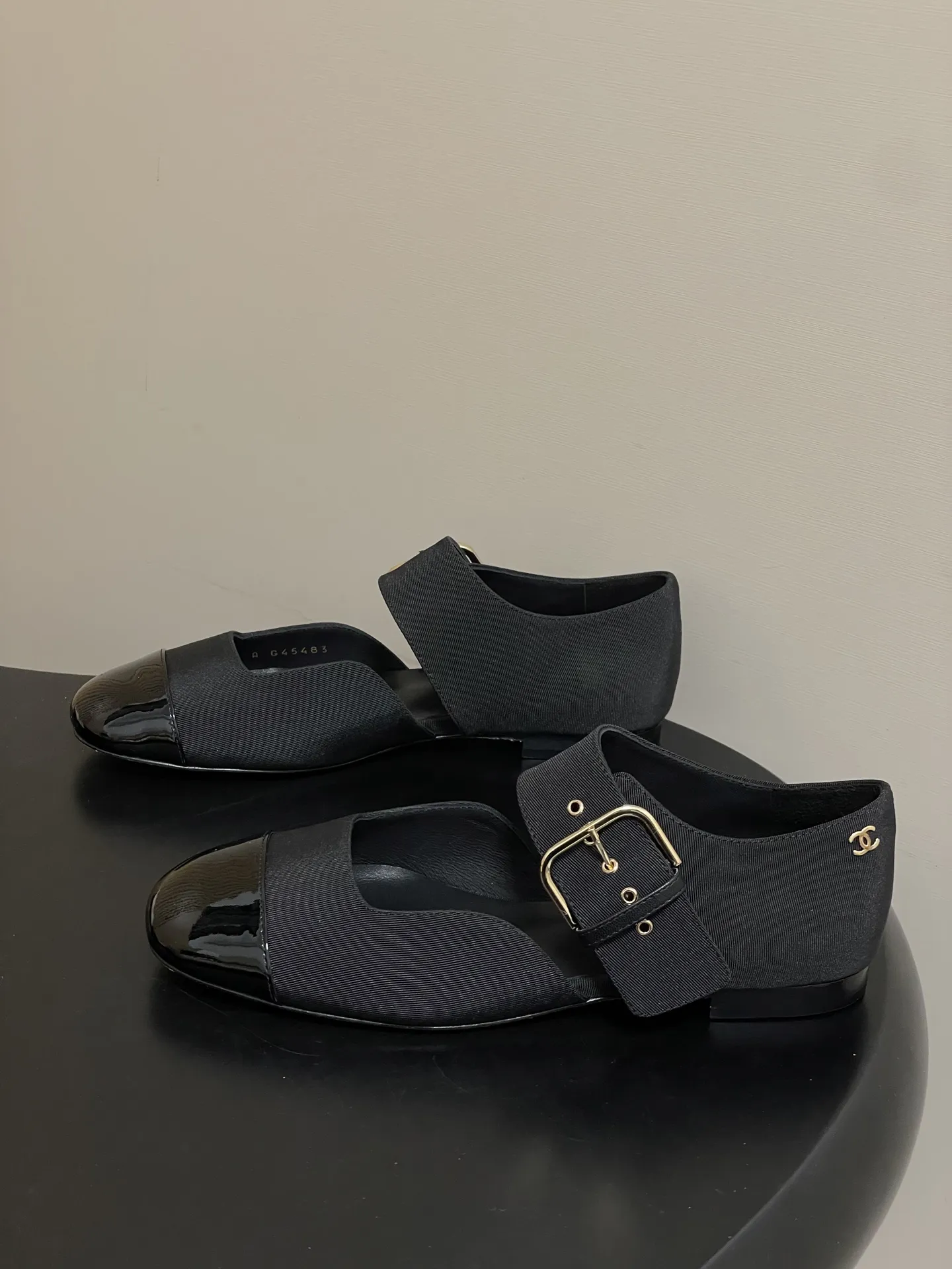 p270- 2026春夏新款Chanel小香26P 经典双拼色方头玛丽珍鞋皮带扣中空平底芭蕾舞单鞋 金属扣带设计,简约复古又时髦。平底舒适,日常通勤或休闲都能轻松驾驭。织物柔软,漆皮光泽感满满,细节精致,品牌感十足。玛丽珍鞋经典优雅,裙装裤装都能搭,轻松切换多种风格,是实用又百搭的时尚单品! 鞋面:定制罗纹缎/羊皮 内里垫脚:羊皮 鞋底:意大利真皮大底 码数:35-39(40.41定做不退换)