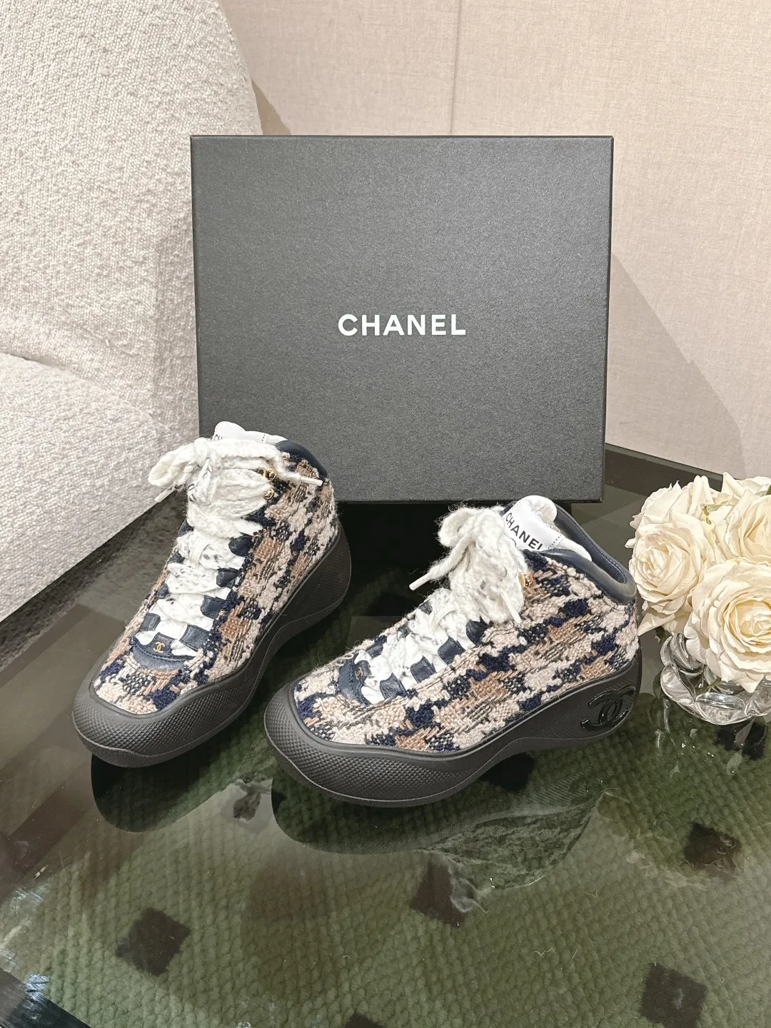 p300 Chanel 24K。秋冬火爆休闲鞋 秋冬宝藏时髦单品,必须要炫耀一下,专柜无敌火的一款,抵御冬日的寒冷定义冬季时尚,简直就是小香的灵魂,整个冬天可以天天穿,旅行滑雪🎿必备! 正品12800专柜购回,经过原单的大拆卸,采用进口羊皮,内里都采用环保羊皮里,有正品细节图对比参照,所有细节、材质均与原单无差异,官方目录: 码数:35-40 41定做均配有顶级包装