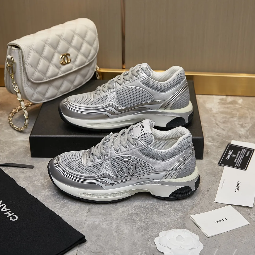 p290Chanel香奈儿——2023专柜顶级休闲款运动鞋 这款经典设计;鞋面多种工艺电绣的风格;大底却时尚运动;不平凡的拥入了多种配色元素…… 多元化混搭非常好看百搭,休闲,时尚,运动,户外都能兼顾…… ꫛꫀꪝ Go➫ 材料: ❶鞋面采用: 原版工艺制作+特殊布料 ❷内里采用: 原版进口透气网 ❸大底根据: 原版TPU组合大底 专柜精品包装全套男女35–46