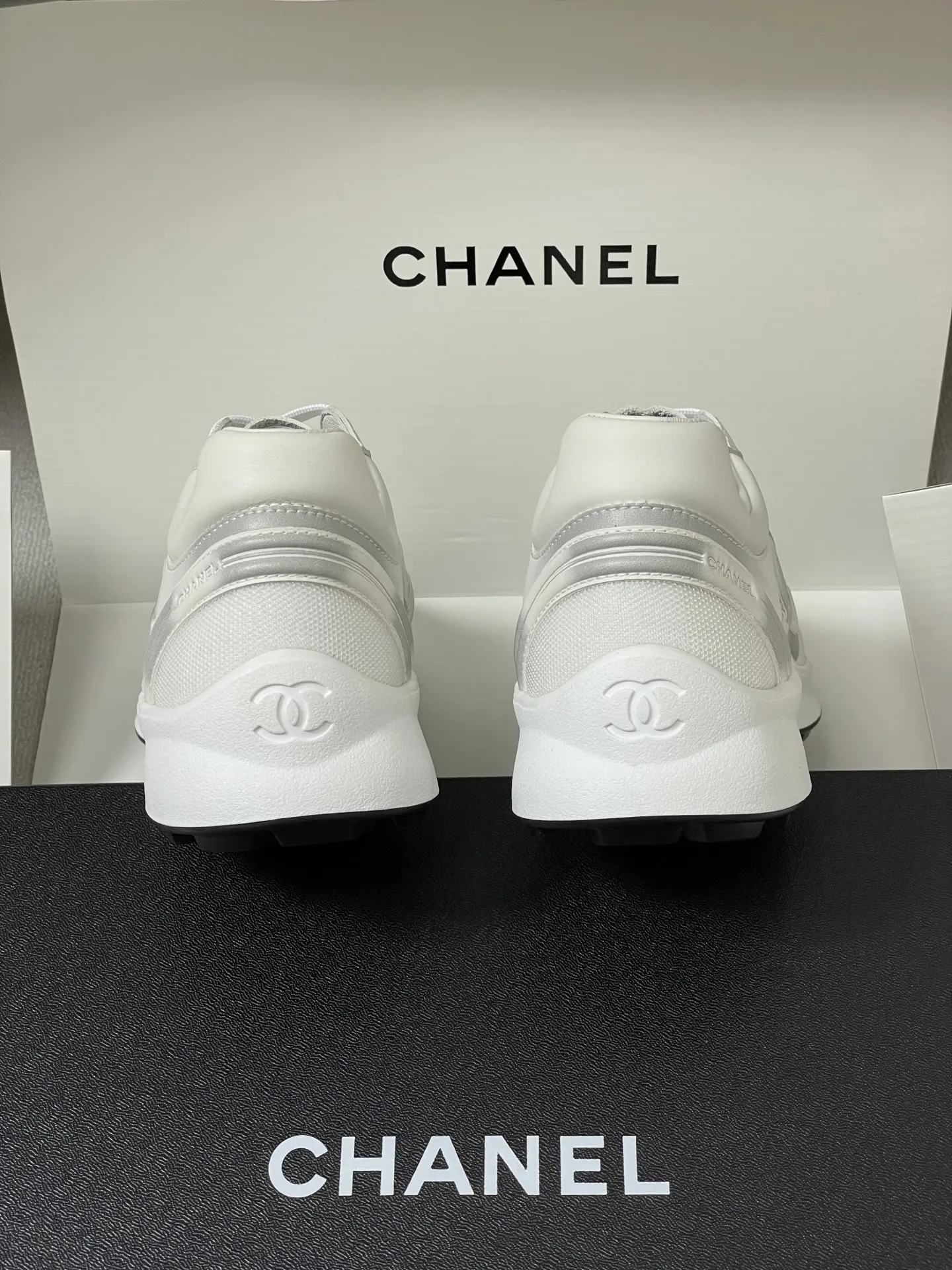 p380-莞产(配高档飞机盒✈️) Chanel 小香26C专柜早春秀款 断货王炸款! 最新🆕渐变双C网面运动鞋 白色透气网纱面休闲鞋厚底老爹鞋 Chanel的白色运动鞋是品牌的经典单品之一,以其优雅与舒适兼备的特点,深受全球时尚人士的喜爱。它们完美融合了香奈儿的标志性元素与运动休闲风,侧面镂空设计,双C Logo在鞋头或鞋侧。线条流畅,非常显脚瘦,百搭且舒适。优质皮革+经典双C Logo,简约又有辨识度。厚底设计,穿着舒适还能悄悄增高,日常通勤、逛街都超适合👟白色百搭,牛仔裤、裙装都能轻松驾驭,时尚又实用!26C系列延续香奈儿精致工艺,耐穿又时髦,是潮流爱好者必入单品 鞋面:定制小牛皮拼接网纱 内里垫脚:1:1科技面料保暖性透气性 鞋底:原版开模TPU组合大底(鞋底厚实有弹性,带有防滑齿纹) 码数:35-39(40定做不退换)