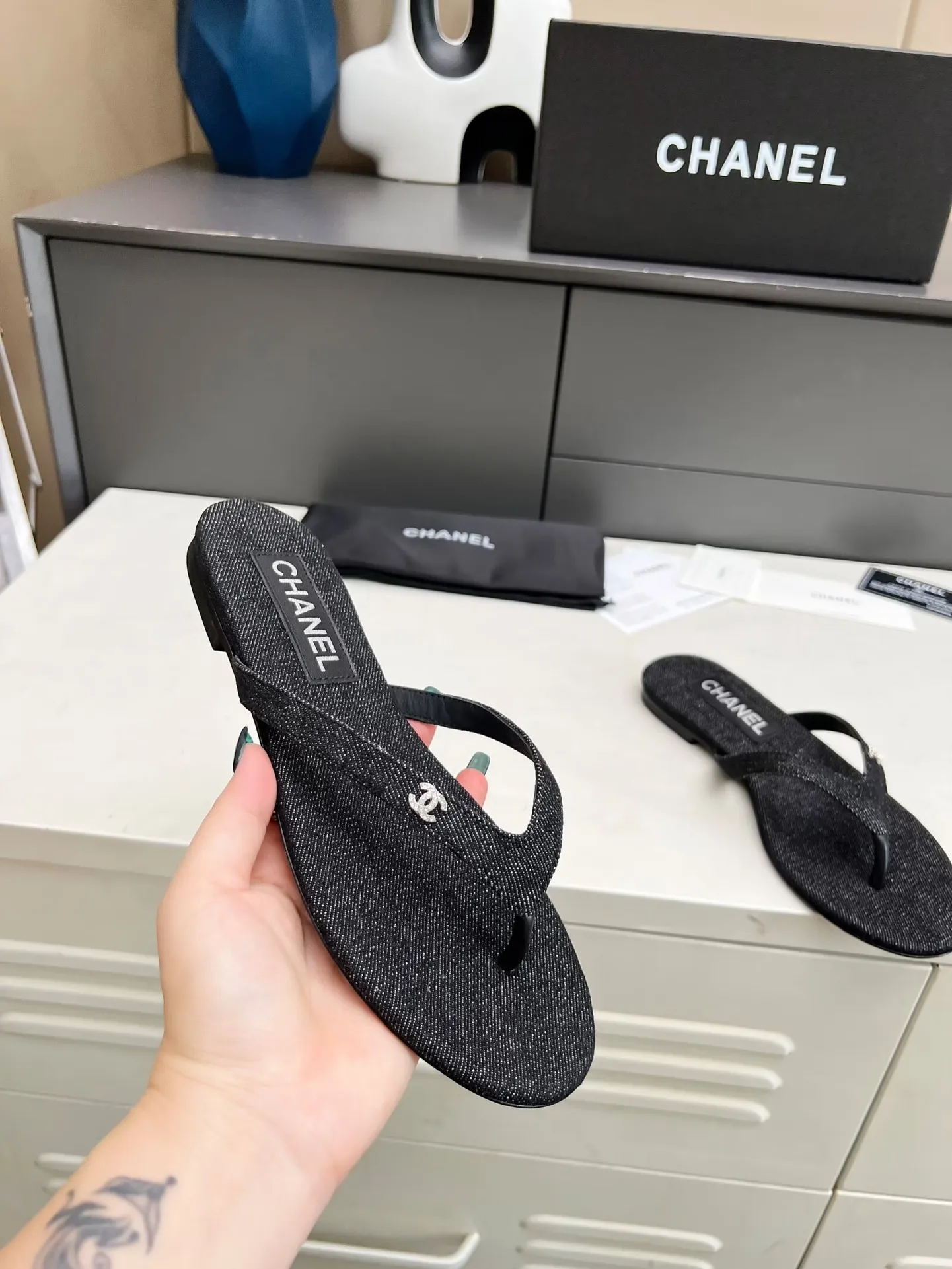 出厂价：180元 Chanel 春夏新款 真皮大底人字拖鞋✅ 首发这个鞋我真心的心动💓 第一眼[惊讶]看到就喜欢，😊 而且有Chanel 家的经典元素钻石Logo💎 面料：进口牛皮🐂 牛仔布 、天鹅绒 内里：牛里 颜色：黑色 码数：35&mdash;41（41可定做不退换） 大底：采用真皮大底制作 包装：配卡片、布袋