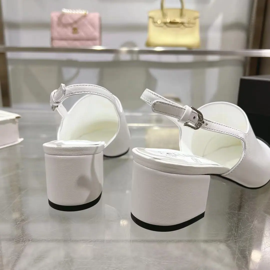 𝐂𝐇𝐀𝐍𝐄𝐋★小香 春夏新品 专柜新款凉鞋电绣永不褪去的经典元素 💋展现与众不同的穿搭风格美到无话可说 夏季必入款…… 鞋面:进口羊皮 内里:混种羊皮 跟高:5cm 大底:意大利真皮大底 鞋码: 35-39(40、41 42定制不退换) 出厂价:250