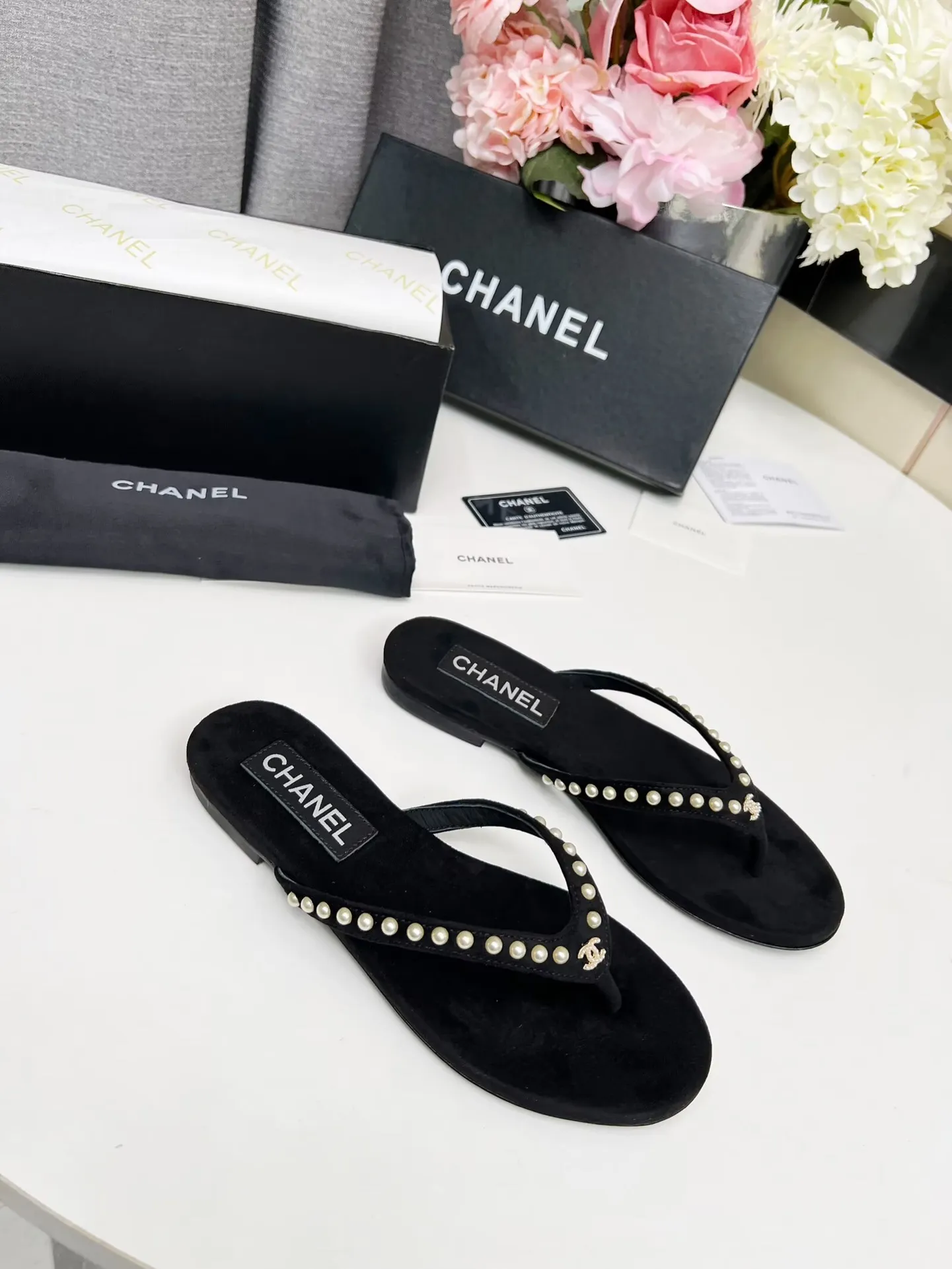 出厂价：200元 Chanel 春夏新款 真皮大底人字拖鞋✅ 首发这个鞋我真心的心动💓 第一眼[惊讶]看到就喜欢，😊 而且有Chanel 家的经典元素钻石Logo💎 面料:双面绒 内里：牛里 颜色：黑色 码数：35&mdash;41（41可定做不退换） 大底：采用真皮大底制作 包装：配卡片、布袋