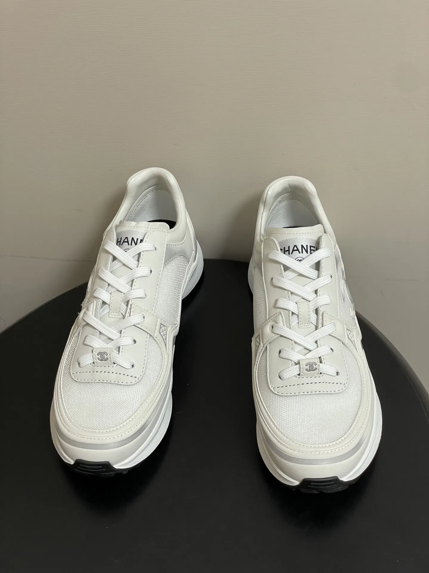 p380-莞产(配高档飞机盒✈️) Chanel 小香26C专柜早春秀款 断货王炸款! 最新🆕渐变双C网面运动鞋 白色透气网纱面休闲鞋厚底老爹鞋 Chanel的白色运动鞋是品牌的经典单品之一,以其优雅与舒适兼备的特点,深受全球时尚人士的喜爱。它们完美融合了香奈儿的标志性元素与运动休闲风,侧面镂空设计,双C Logo在鞋头或鞋侧。线条流畅,非常显脚瘦,百搭且舒适。优质皮革+经典双C Logo,简约又有辨识度。厚底设计,穿着舒适还能悄悄增高,日常通勤、逛街都超适合👟白色百搭,牛仔裤、裙装都能轻松驾驭,时尚又实用!26C系列延续香奈儿精致工艺,耐穿又时髦,是潮流爱好者必入单品 鞋面:定制小牛皮拼接网纱 内里垫脚:1:1科技面料保暖性透气性 鞋底:原版开模TPU组合大底(鞋底厚实有弹性,带有防滑齿纹) 码数:35-39(40定做不退换)