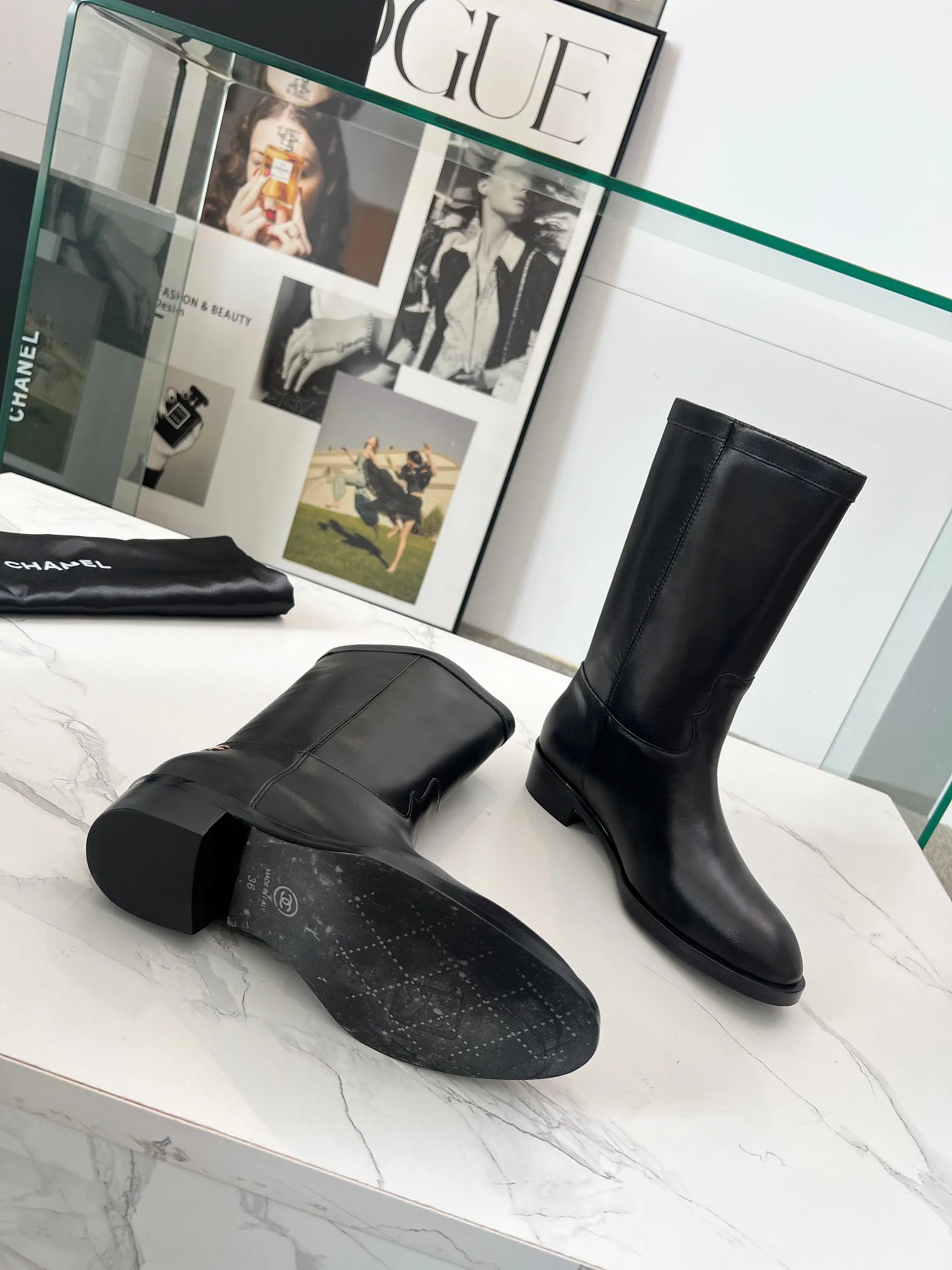 顶级品质🔥Chanel 香奈儿25秋冬小香麂皮拼色一脚蹬骑士中靴高靴！复古风靴子西部牛仔靴！ 独特的西部靴筒设计 流畅的曲线，不规则的边缘如同旷野中的自由线条！带着随性洒脱的味道。让每一步都踏出不羁与精致！ 无论是搭配干练的西装裤 打造都市酷飒风 还是与飘逸的连衣裙相配 碰撞出刚柔并济的美感。亦或是配上牛仔裤 演绎原汁原味的西部风情！ 鞋面采用头层牛皮拼接麂皮 内里垫脚水染牛皮 码数:35-40（41定做不退换） 配原版包装 出厂价320