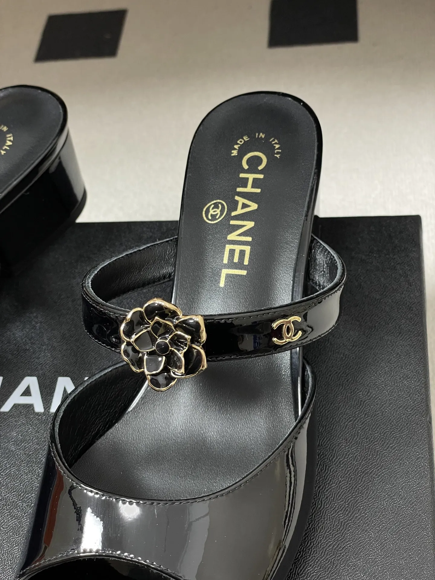 p250- 26Ss春夏新款Chanel 小香26最新走秀款 经典双C扣山茶花一字拖鞋高跟凉拖鞋方头鱼嘴双带粗跟凉拖鞋 C家经典山茶花设计,温柔风一整个拿捏了!夏天该有的气息 一字拖必备单品,上脚慵懒舒适! 每一片花瓣都是皮革手工制作,对于材质毫不含糊,非常注重质感细节的一款。 鞋面:牛漆皮 内里垫脚:羊皮 跟高:7.5cm/4.5cm 鞋底:意大利真皮大底 码数:35-39(40.41定做不退换)