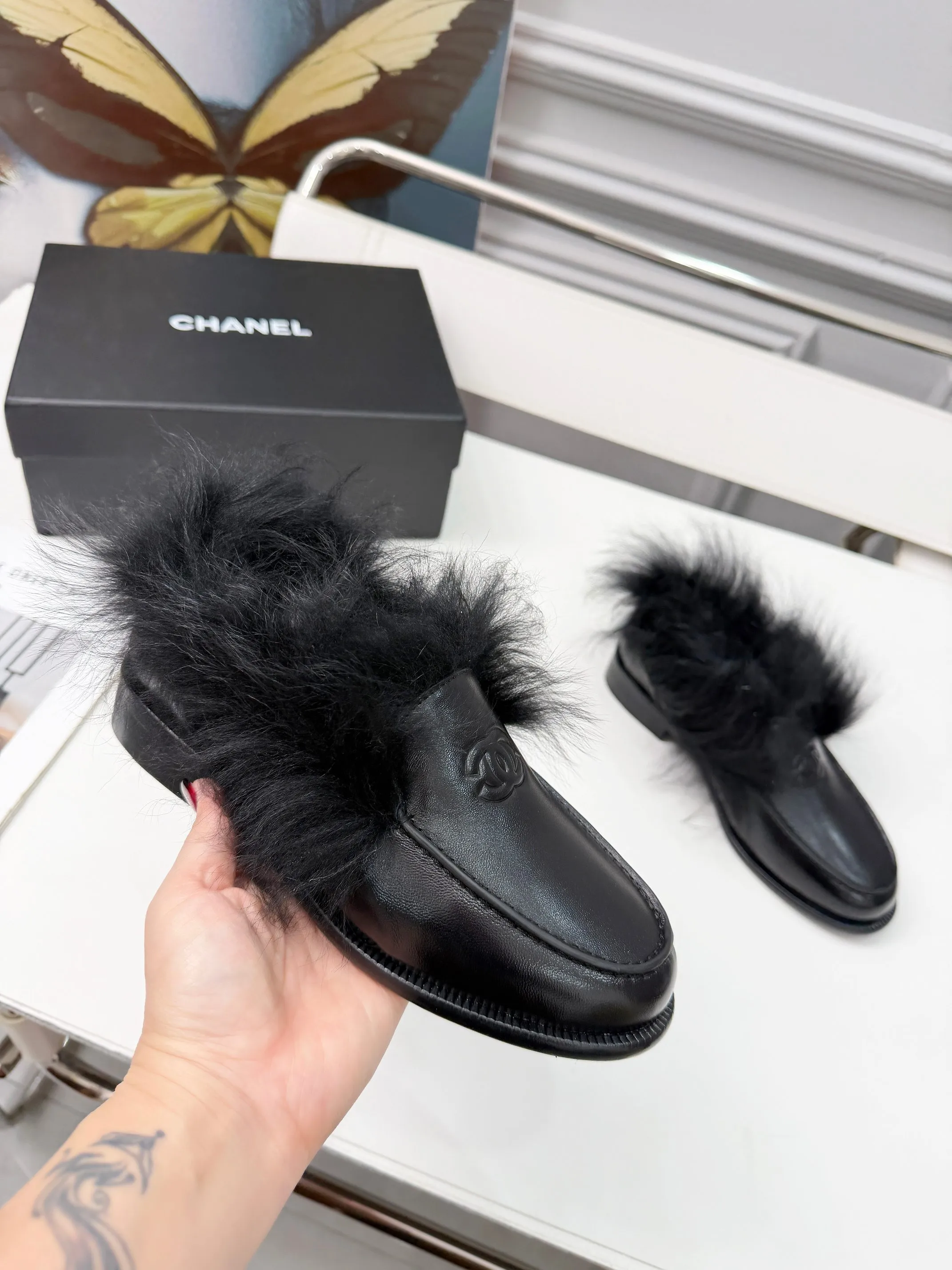 「CHANEL 25N滑雪系列」：毛绒裹住冬意，双C缀满优雅&mdash;&mdash;踩进这双鞋，暖得像把初雪揉进了温柔里 上脚真的好看搭配好了巨时髦 回头率杠杠的 经典耐看简约百搭 鞋面牛皮/麂皮 内里貂毛 真皮大底 35-40，p290