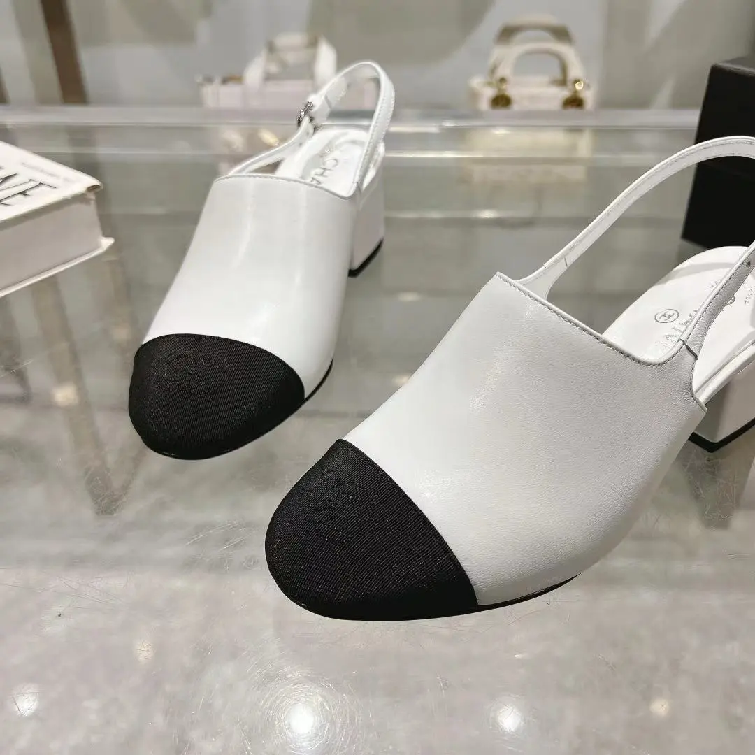 𝐂𝐇𝐀𝐍𝐄𝐋★小香 春夏新品 专柜新款凉鞋电绣永不褪去的经典元素 💋展现与众不同的穿搭风格美到无话可说 夏季必入款…… 鞋面:进口羊皮 内里:混种羊皮 跟高:5cm 大底:意大利真皮大底 鞋码: 35-39(40、41 42定制不退换) 出厂价:250