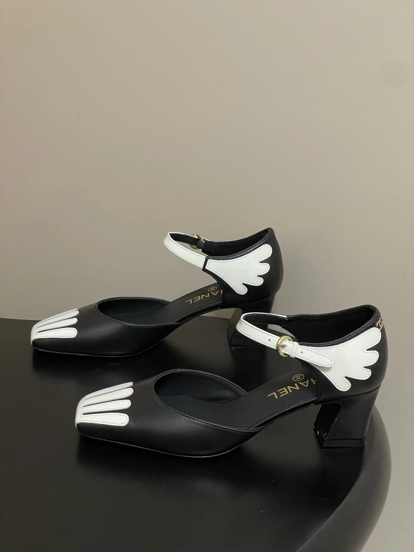 p290- 26ss春夏新款Chanel香奈儿 26a小香方头双拼色中空高跟凉鞋新颖条纹粗跟高跟单鞋 方头设计:优雅显瘦，拉长腿部线条粗条纹装饰:甜美可爱，增添女性魅力高跟设计:显高显瘦，展现优雅气质百搭耐看，适合各种场合 搭配职业装，展现职场女性的优雅与干练搭配晚礼服，成为全场焦点 搭配连衣裙，展现浪漫柔美的一面搭配牛仔裤，轻松驾驭休闲风格 无论是日常通勤还是参加派对，它都能让你轻松应对，展现优雅气质 鞋面：羊皮/牛漆皮 内里垫脚：羊皮 跟高：6cm 鞋底：意大利真皮大底 码数：35-39（40.41定做不退换）