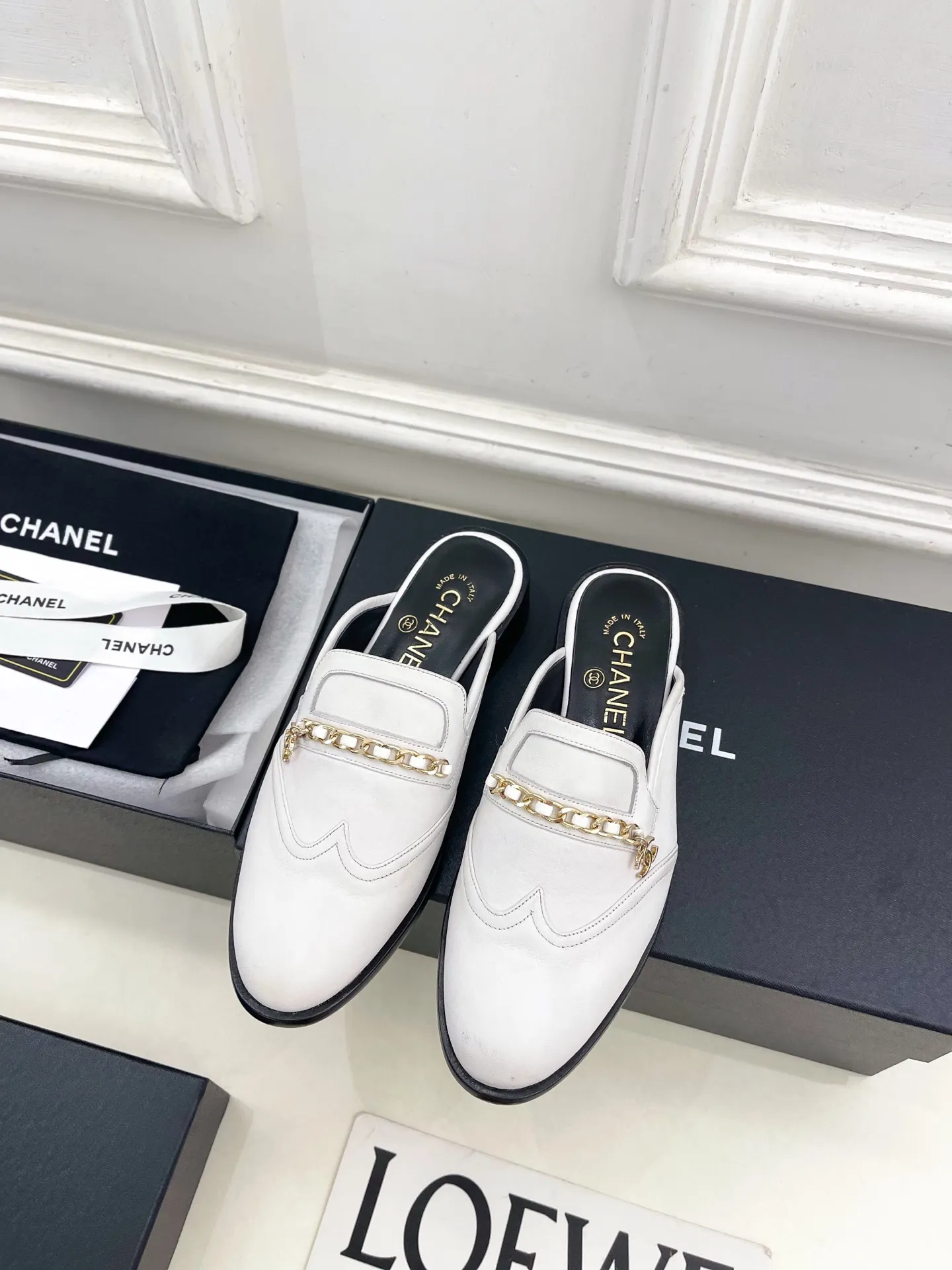 𝐂𝐇𝐀𝐍𝐄𝐋 | 小香 25𝐬𝐬 🦋2025秋冬新品 专柜经典走秀款 小香双C链条半拖乐福鞋 系列上新〰 🍬 BS时尚圈的绝绝子 搭配将演绎着细致 极简 永不褪去的经典元素 💋展现与众不同的穿搭风格美到无话可说 夏季必入款…… ━━━━━ ЅᏇєєt ━━━━━ ▪️鞋面:高定制原版小牛皮 ▪️内里:进口丝绸羊皮里 ▪️大底:原版意大利真皮大底 ▪️跟高:3.5cm ▪️鞋码: 35-39(40.41定制不退换) ▪出厂价:半拖💰280乐福鞋💰290