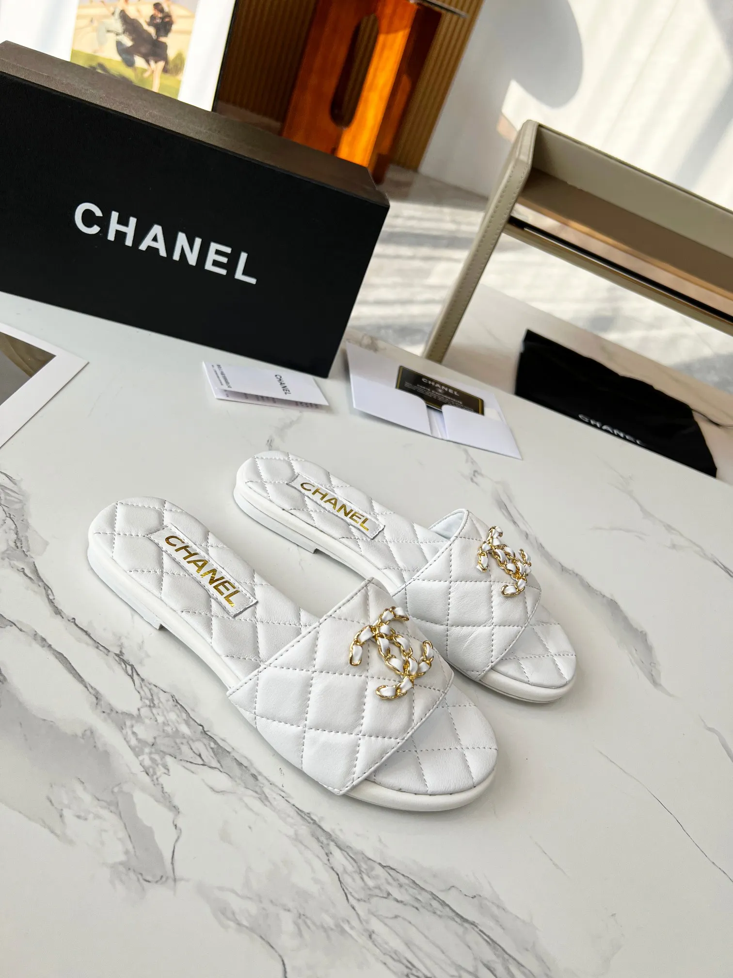 CHANEL2023小香新款经典拖鞋👡 👄原版1:1开模双C logo🧡散发持久魅力小香凉鞋👡生动知性优雅👥衬托出女性独有的美丽👩&zwj;🦰 面料：羊皮 内里：进口羊皮 垫脚：羊皮，大底：橡胶大底（真皮大底） 颜色：黑色/杏色 /白色，码数：35-40（41-41定制不退不换） 出厂价：真皮大底210，橡胶底170