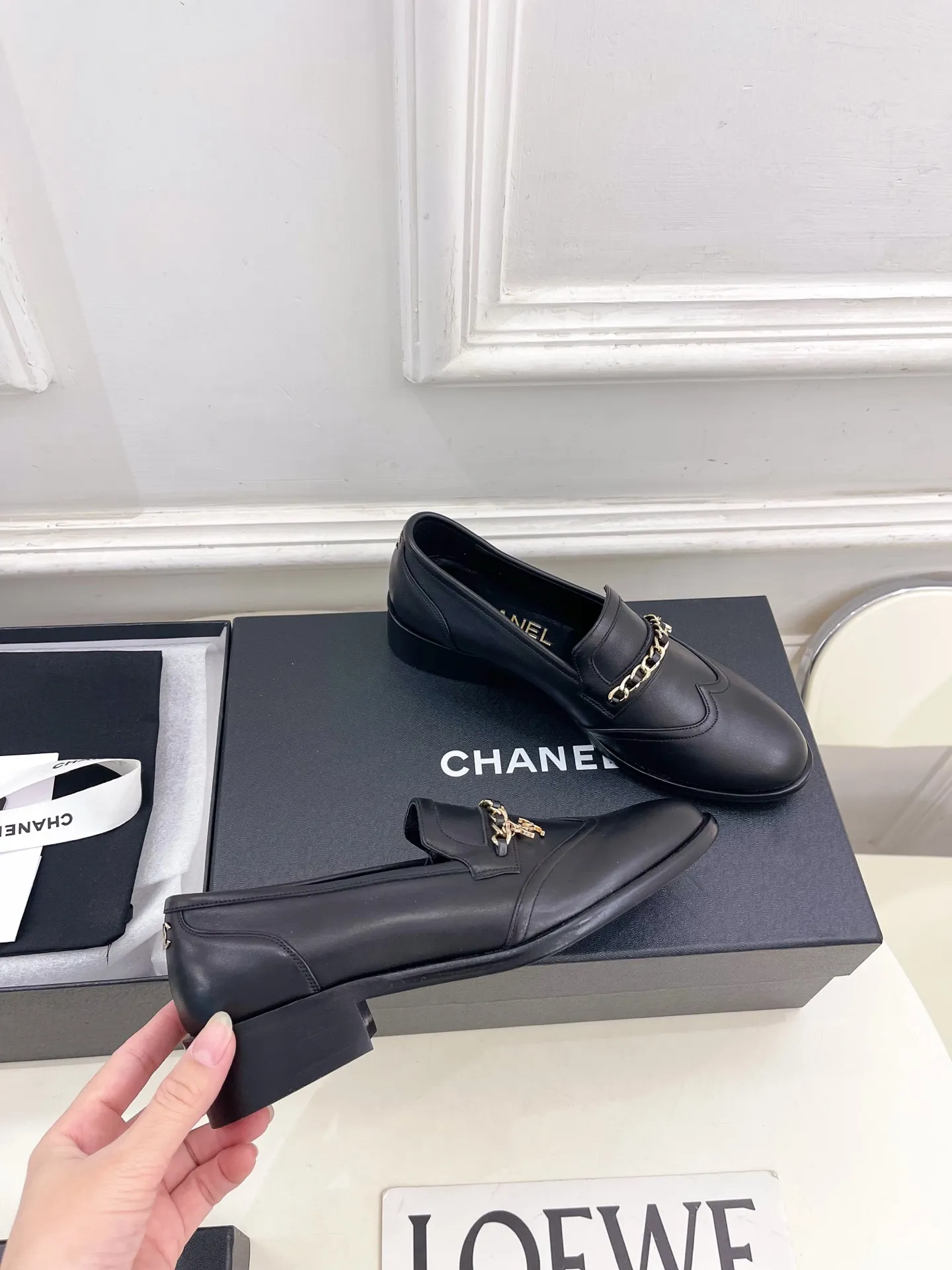 𝐂𝐇𝐀𝐍𝐄𝐋 | 小香 25𝐬𝐬 🦋2025秋冬新品 专柜经典走秀款 小香双C链条半拖乐福鞋 系列上新〰 🍬 BS时尚圈的绝绝子 搭配将演绎着细致 极简 永不褪去的经典元素 💋展现与众不同的穿搭风格美到无话可说 夏季必入款&hellip;&hellip; ━━━━━ ЅᏇєєt ━━━━━ ▪️鞋面：高定制原版小牛皮 ▪️内里：进口丝绸羊皮里 ▪️大底：原版意大利真皮大底 ▪️跟高：3.5cm ▪️鞋码: 35-39（40.41定制不退换） ▪出厂价：半拖💰280、乐福鞋💰290