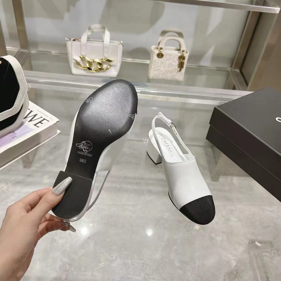 𝐂𝐇𝐀𝐍𝐄𝐋★小香 春夏新品 专柜新款凉鞋电绣永不褪去的经典元素 💋展现与众不同的穿搭风格美到无话可说 夏季必入款…… 鞋面:进口羊皮 内里:混种羊皮 跟高:5cm 大底:意大利真皮大底 鞋码: 35-39(40、41 42定制不退换) 出厂价:250