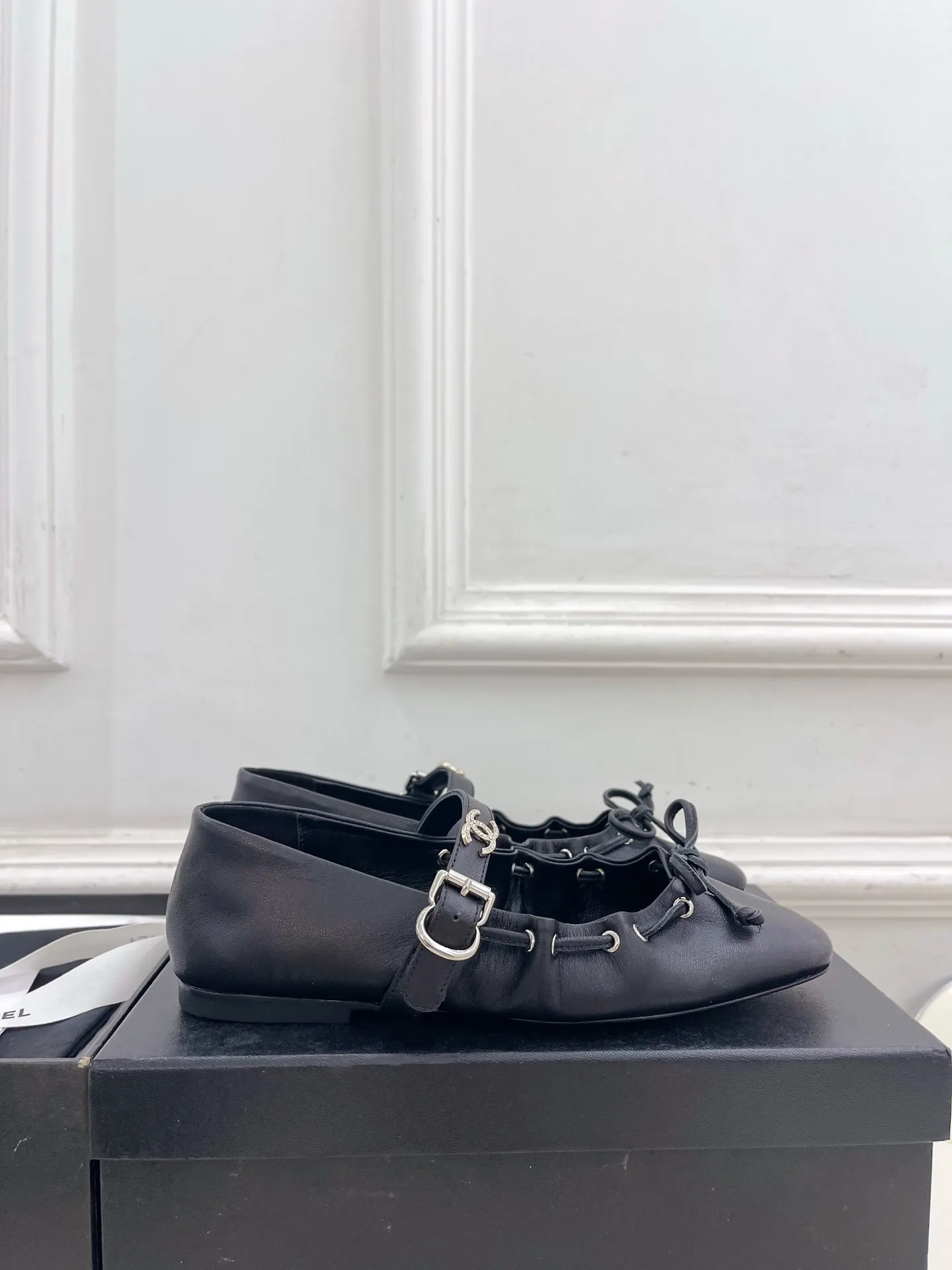 𝐂𝐇𝐀𝐍𝐄𝐋 | 小香 26𝐬𝐬 🦋2026春夏新品 小香双C褶皱蝴蝶结玛丽珍平底鞋 系列上新〰 🍬 BS时尚圈的绝绝子 搭配将演绎着细致 极简 永不褪去的经典元素 💋展现与众不同的穿搭风格美到无话可说 夏季必入款&hellip;&hellip; ━━━━━ ЅᏇєєt ━━━━━ ▪️鞋面：原版高定制小羊皮 ▪️内里：进口羊皮里 ▪️大底：原版进口真皮大底 ▪️跟高：平底 ▪️鞋码: 35-39（40.41定制不退换） ▪出厂价：💰270