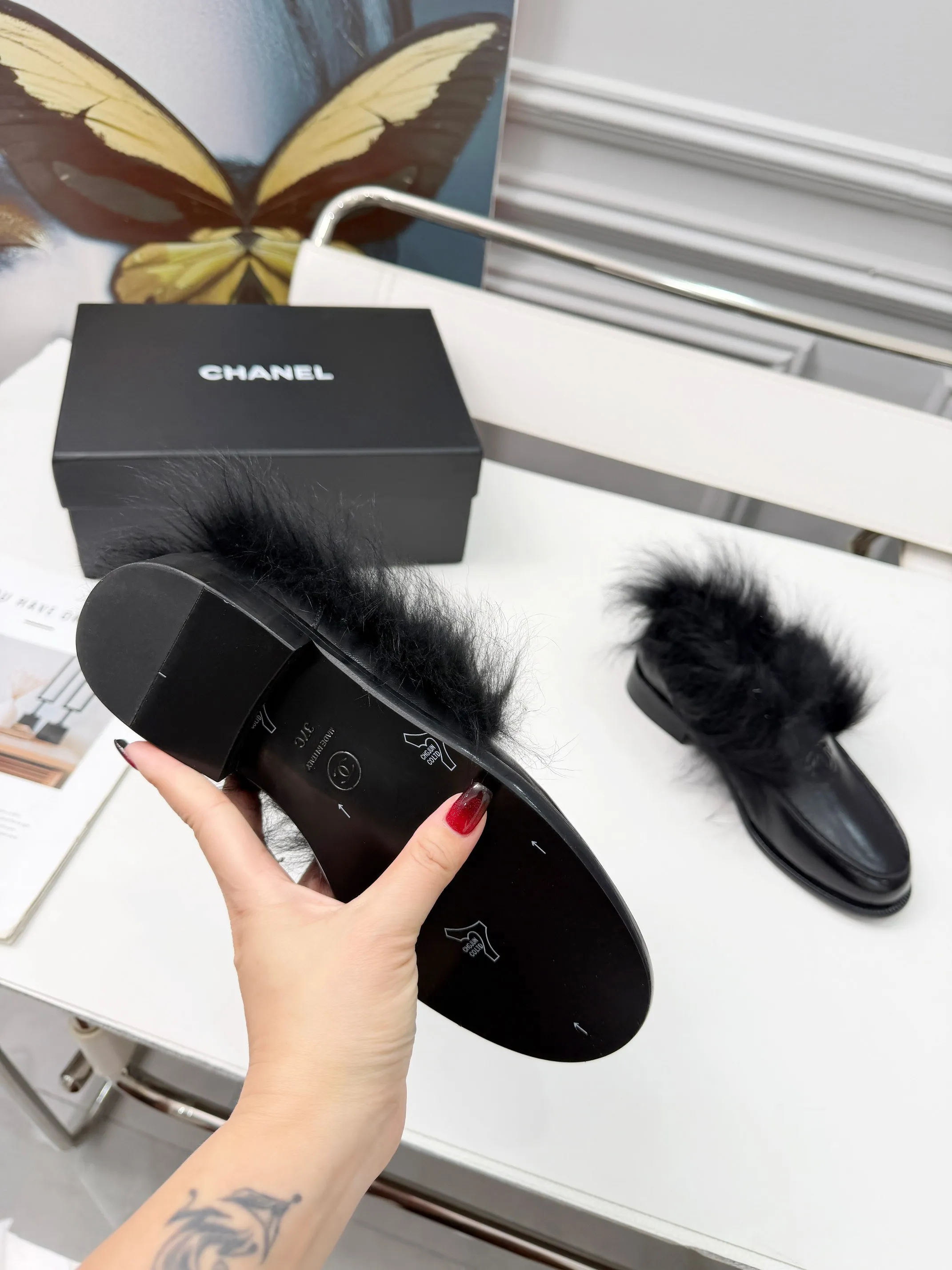 「CHANEL 25N滑雪系列」：毛绒裹住冬意，双C缀满优雅&mdash;&mdash;踩进这双鞋，暖得像把初雪揉进了温柔里 上脚真的好看搭配好了巨时髦 回头率杠杠的 经典耐看简约百搭 鞋面牛皮/麂皮 内里貂毛 真皮大底 35-40，p290