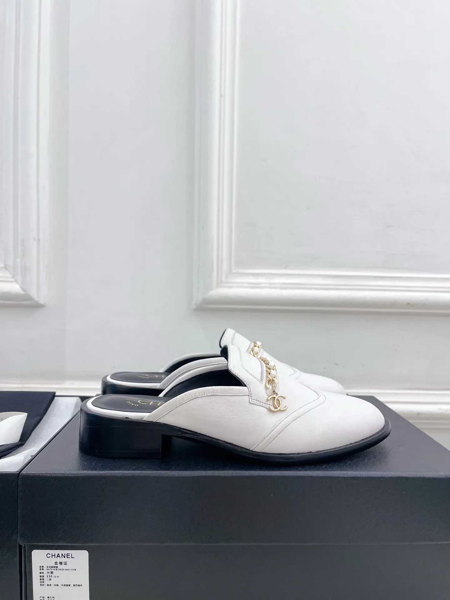 𝐂𝐇𝐀𝐍𝐄𝐋 | 小香 25𝐬𝐬 🦋2025秋冬新品 专柜经典走秀款 小香双C链条半拖乐福鞋 系列上新〰 🍬 BS时尚圈的绝绝子 搭配将演绎着细致 极简 永不褪去的经典元素 💋展现与众不同的穿搭风格美到无话可说 夏季必入款…… ━━━━━ ЅᏇєєt ━━━━━ ▪️鞋面:高定制原版小牛皮 ▪️内里:进口丝绸羊皮里 ▪️大底:原版意大利真皮大底 ▪️跟高:3.5cm ▪️鞋码: 35-39(40.41定制不退换) ▪出厂价:半拖💰280乐福鞋💰290