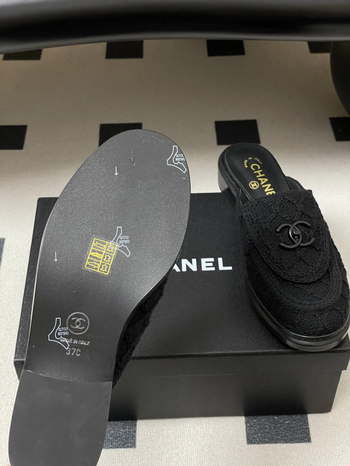 p270- 26Fw春夏新款Chanel香奈儿度假风小香针织刺绣经典双C logo包头半拖凉拖鞋经典书包扣翻盖菱格穆勒鞋 鞋面装饰双C扣标志,是小香的经典设计符号,兼具精致感与品牌辨识度。编织穆勒鞋,经典无后跟设计,编织鞋面+双C Logo,品牌感满满!简约大气,百搭不挑人。春夏季节搭裙装或休闲裤都很出彩,轻松切换多种风格,时髦又实用~ 鞋面:混种羊皮/针织棉线 内里垫脚:羊皮 鞋底:意大利真皮大底 码数:35-39(40.41定做不退换)