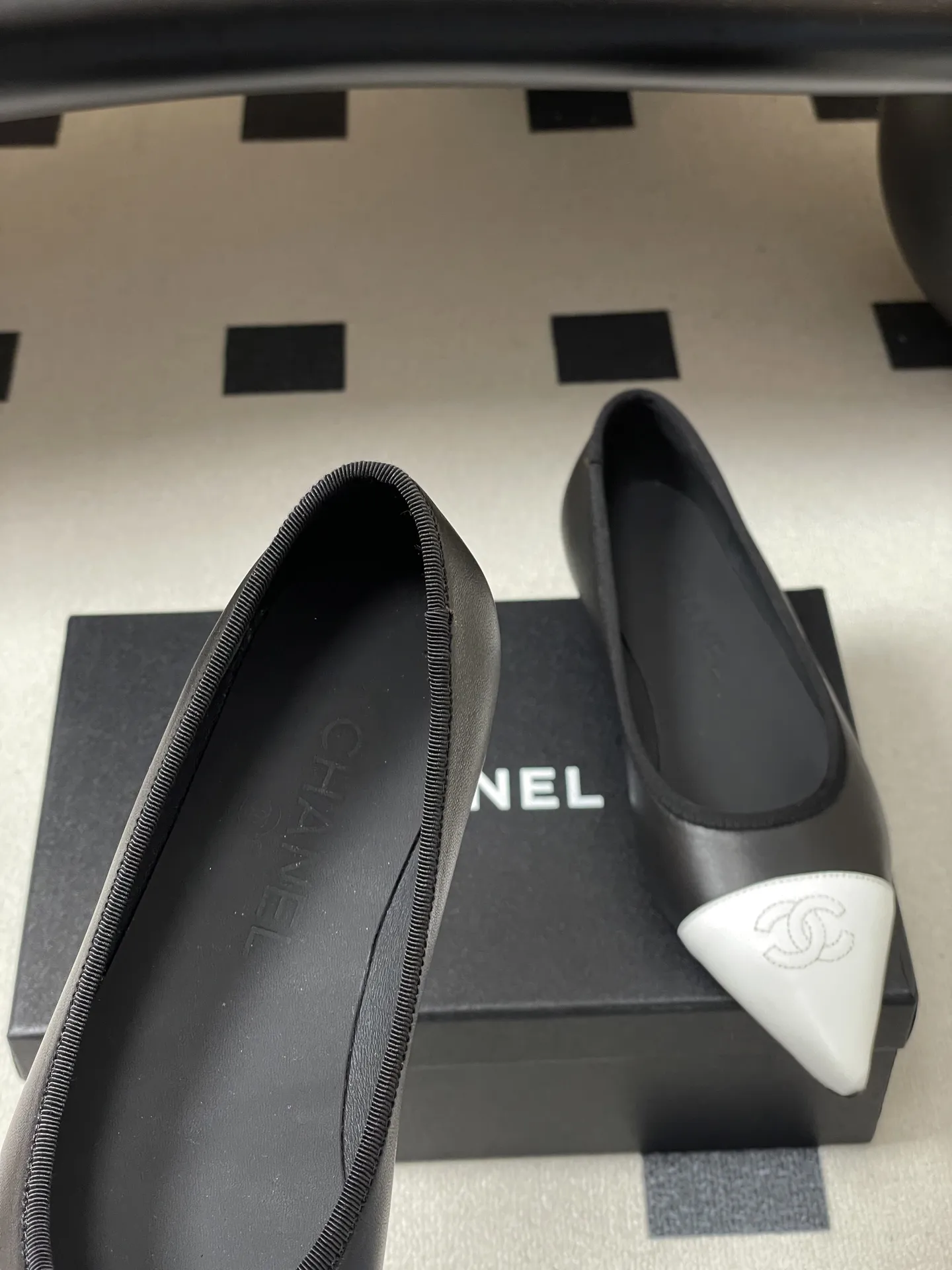 p270- 2026春夏新款Chanel小香26P尖头芭蕾舞鞋经典双拼色电绣双C平底单鞋 这款尖头有吸引到我 很喜欢鞋头的形状。以拼色美学重塑经典格调。细腻小羊皮与质感面料碰撞，撞色纹路勾勒出层次美感，复古与现代在此交融，标志性双C标识低调点缀鞋头，自带品牌辨识度与高级感。尖头设计微宽不挤脚，既拉长腿部线条显纤细，又兼顾行走舒适度，不管是搭配西装裤的职场通勤，还是配连衣裙的法式约会，都能以优雅姿态踏出每一步，成为造型中的点睛奢品！ 鞋面：小羊皮 内里垫脚：羊皮 鞋底：意大利真皮大底 码数：35-39（40.41定做不退换）