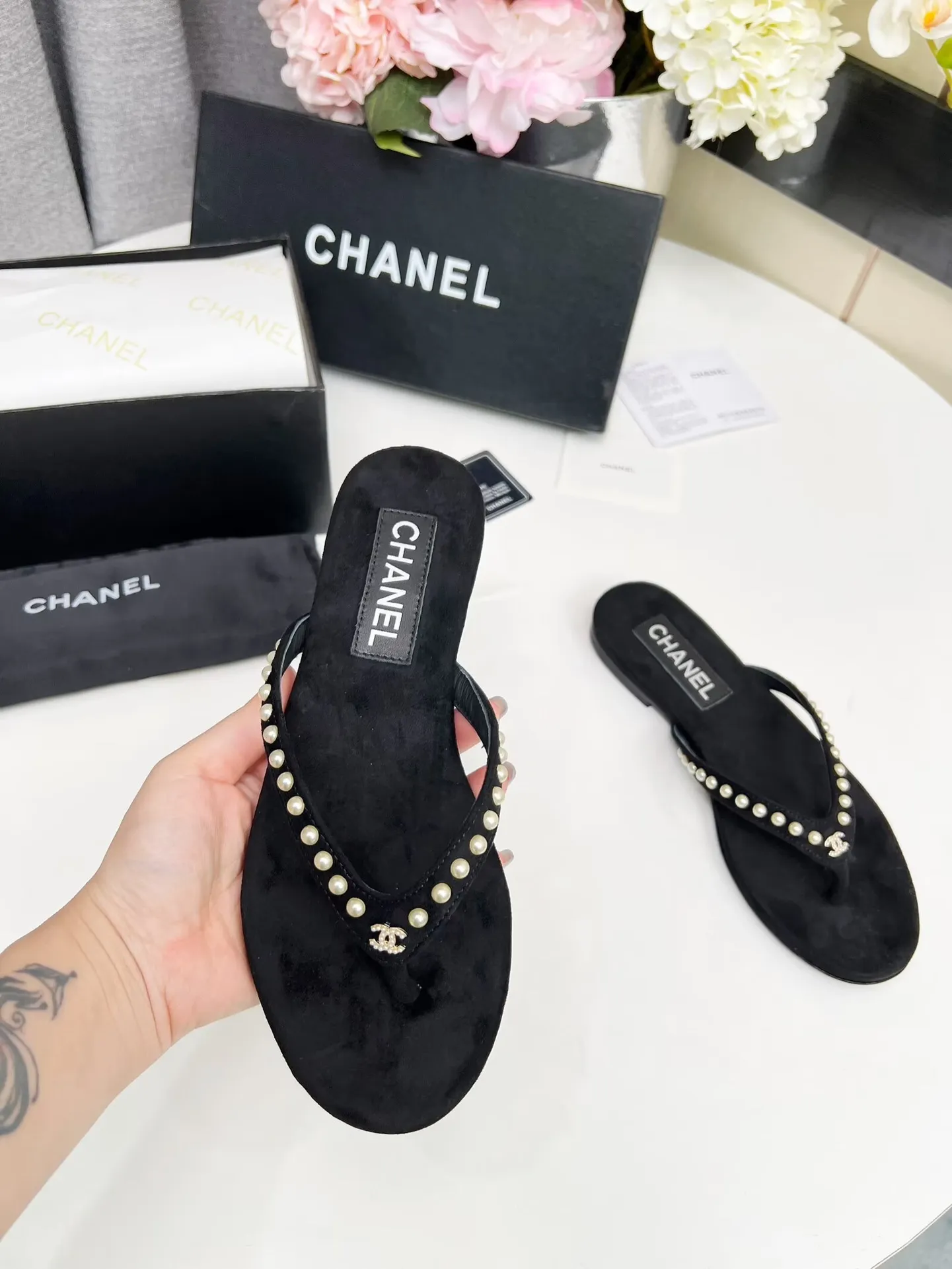 出厂价：200元 Chanel 春夏新款 真皮大底人字拖鞋✅ 首发这个鞋我真心的心动💓 第一眼[惊讶]看到就喜欢，😊 而且有Chanel 家的经典元素钻石Logo💎 面料:双面绒 内里：牛里 颜色：黑色 码数：35&mdash;41（41可定做不退换） 大底：采用真皮大底制作 包装：配卡片、布袋
