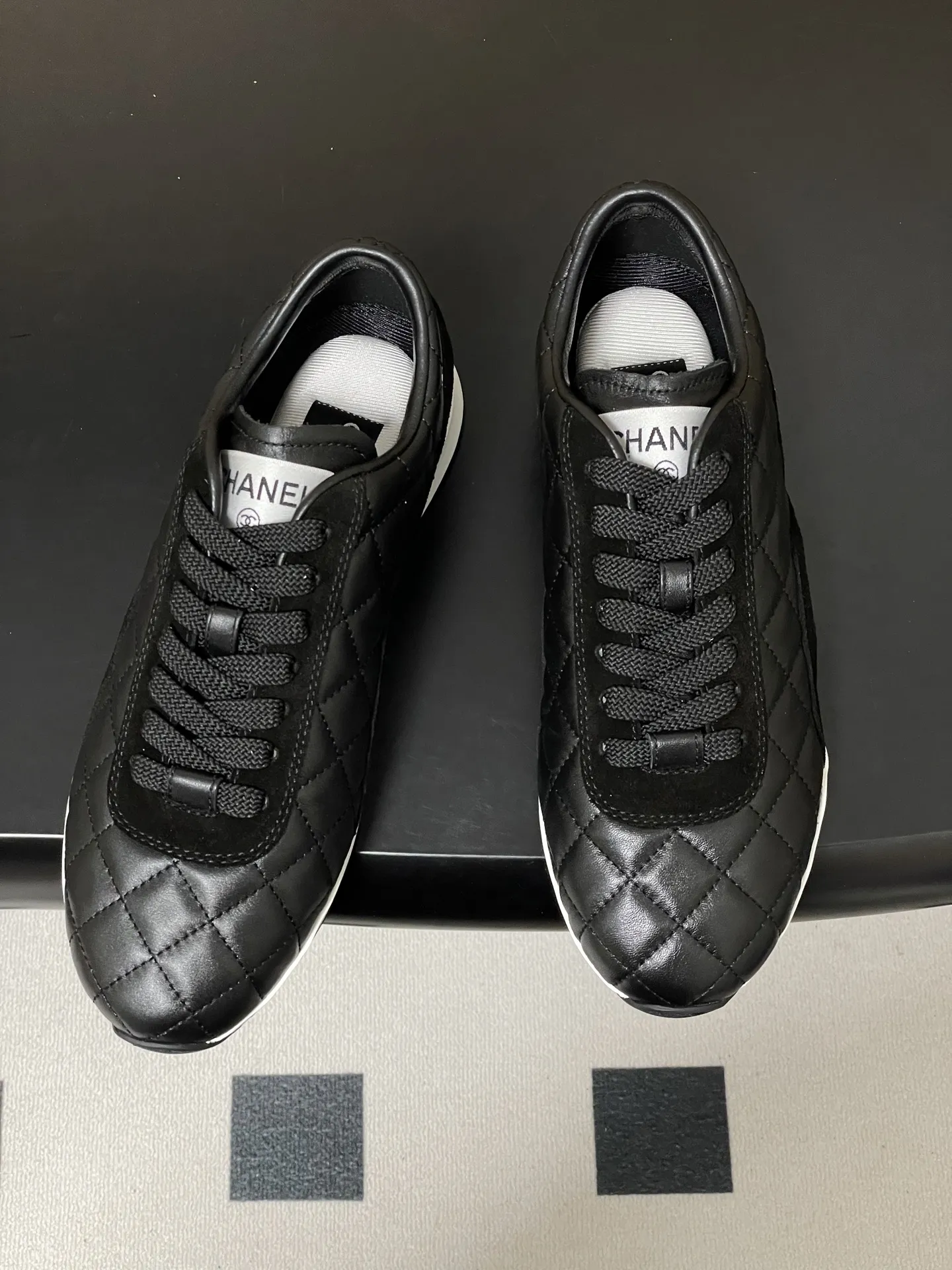 p370-莞产（配高档飞机盒✈️） Chanel 小香 26C早春新款经典菱格系带运动鞋双C微标德训鞋休闲小白鞋 26c菱格运动鞋混搭神器Chanel Sneaker菱格纹绗缝设计，这是香奈儿最经典的标志之一 鞋面堪称点睛之笔，羊皮菱格纹肌理极具质感，羊皮材质打造的菱格颗粒饱满立体，每一个菱格的纹路都充盈且富有弹性，手触上去能清晰感受到皮革的软糯与菱格的挺括，经典的绗缝工艺让菱格的轮廓线条利落又圆润，再搭配鞋侧低调的双C标识，既保留了香奈儿标志性的优雅！ 鞋面：定制小羊皮/牛反绒 内里：小羊皮 鞋垫：透气环保网布 鞋底：原版开模双色TPU组合大底 码数：35-39（40定做不退换）