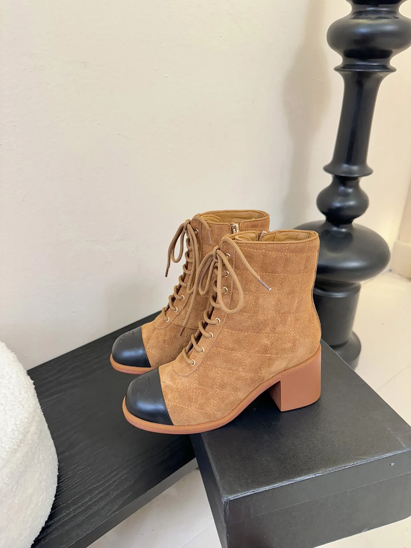 💰360 Chanel 香奈儿新款短靴‼️CHANEL官网同款， 香奈儿新款短靴，简约大方，此款时尚百搭脚感舒适， 鞋面：进口头层牛皮 内里：羊皮内里鞋底 真皮大底，跟高9cm 码数：35-39（40.41订做不退不换）