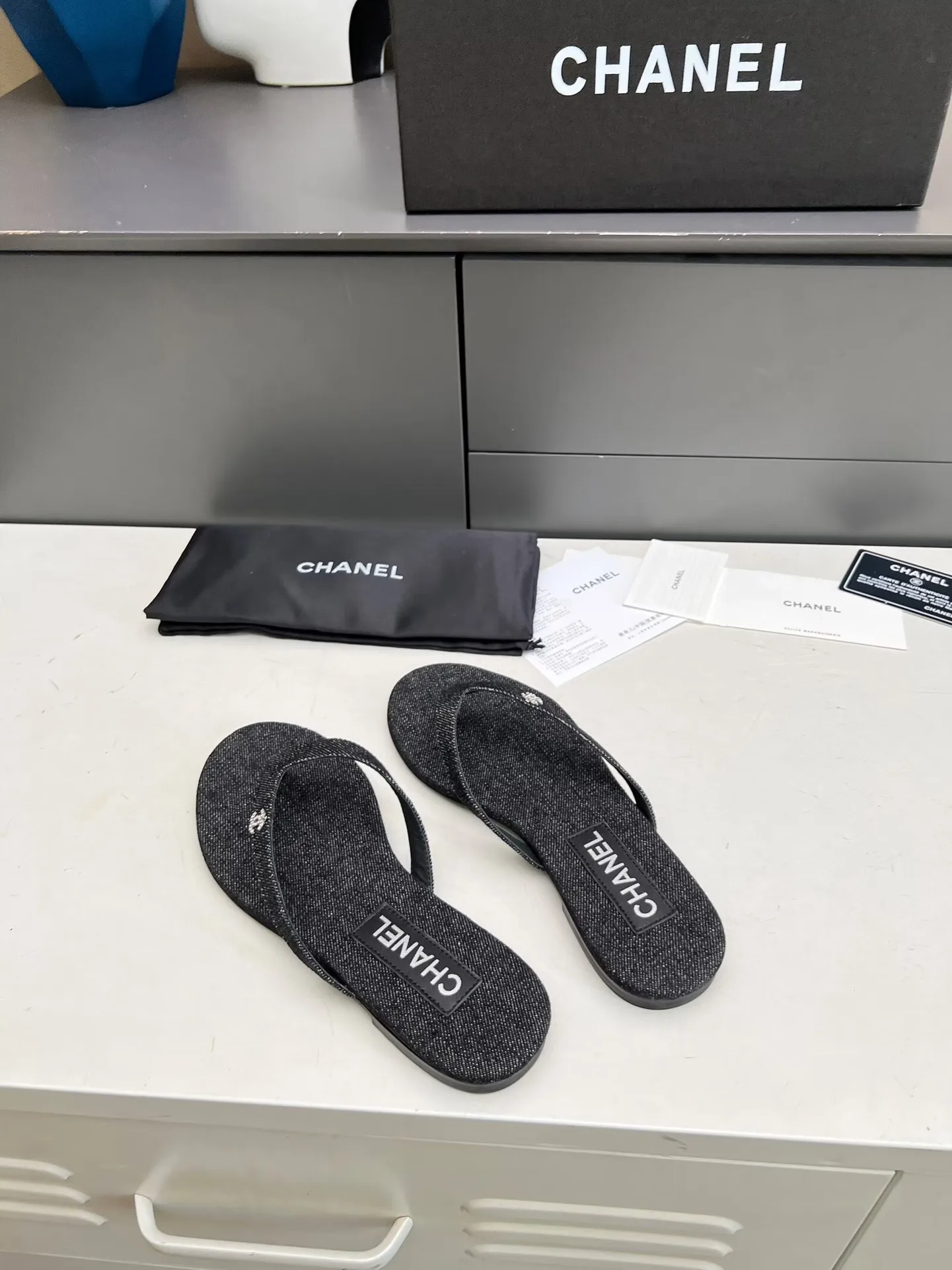 出厂价：180元 Chanel 春夏新款 真皮大底人字拖鞋✅ 首发这个鞋我真心的心动💓 第一眼[惊讶]看到就喜欢，😊 而且有Chanel 家的经典元素钻石Logo💎 面料：进口牛皮🐂 牛仔布 、天鹅绒 内里：牛里 颜色：黑色 码数：35&mdash;41（41可定做不退换） 大底：采用真皮大底制作 包装：配卡片、布袋