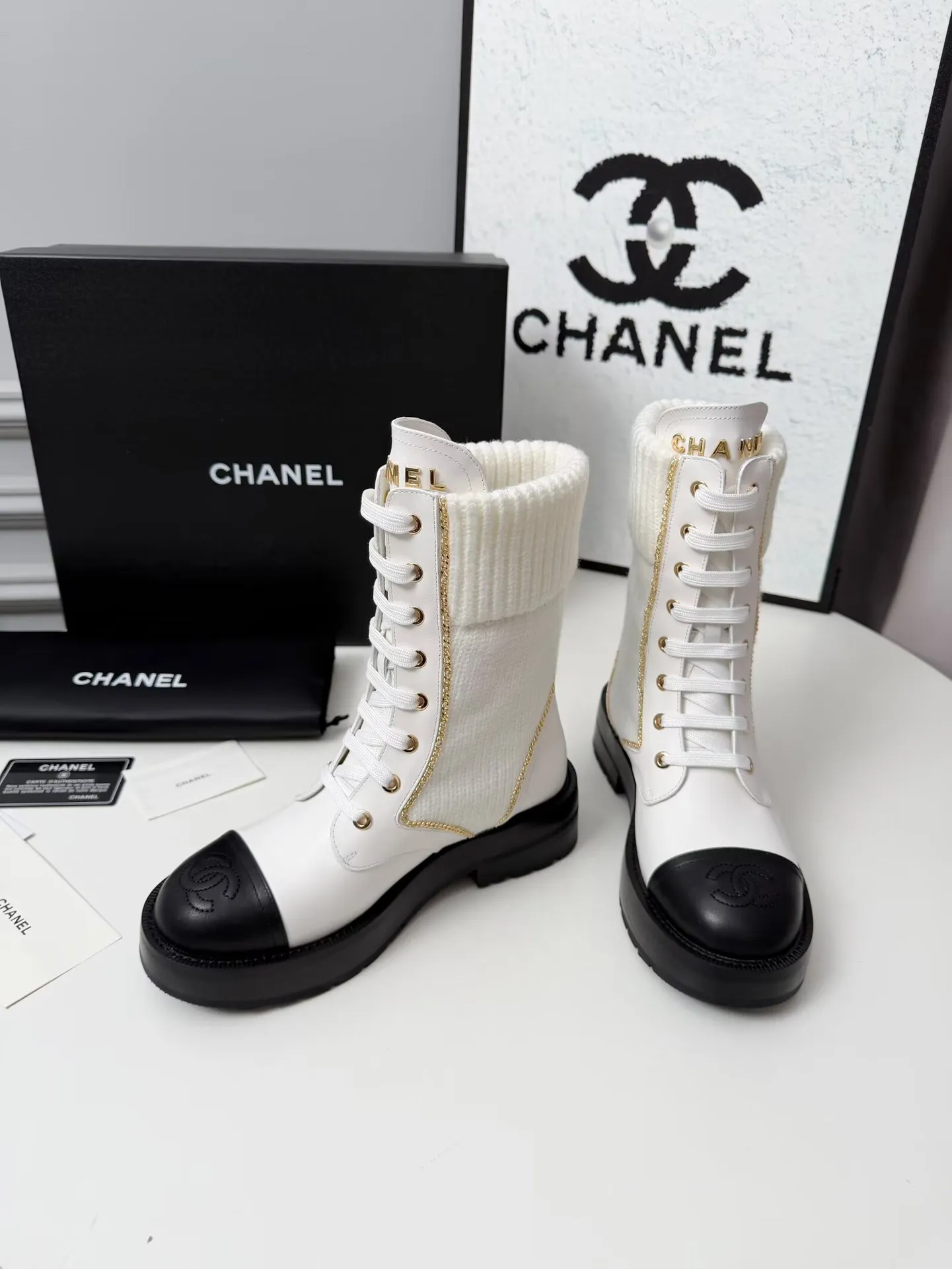 出厂价：330元 秋冬新款Chanel 香奈儿 踝靴原版开模✅ 绑带设计穿脱超级方便，鞋头Logo电绣 鞋舌也是金属品牌Logo 面料：牛皮 内里/垫脚：牛里 采用组合大底制作 颜色：黑色、蓝色、白色（5个版面任选） 码数：35&mdash;42（41、42头需定做） 包装：布袋 卡片