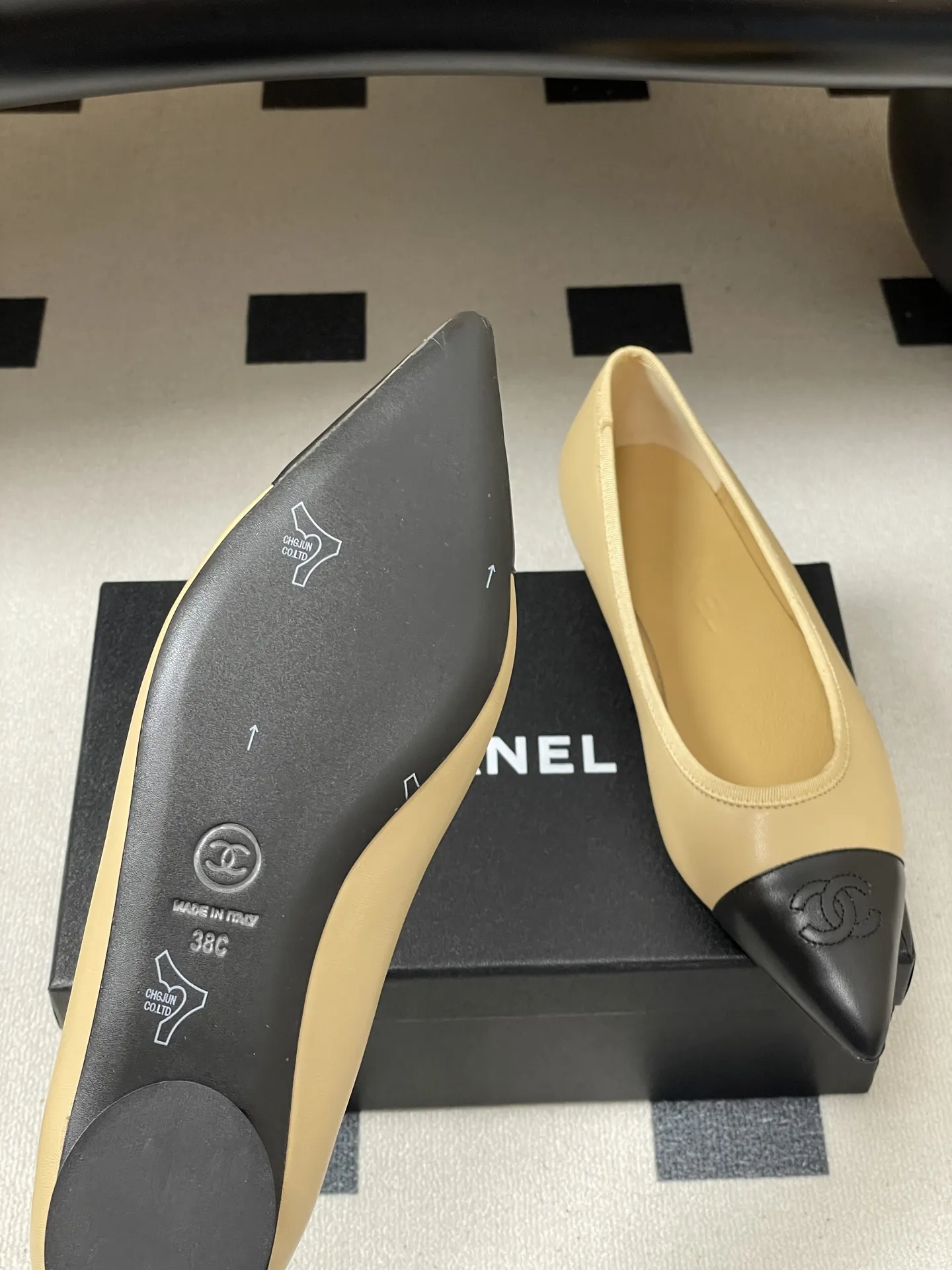 p270- 2026春夏新款Chanel小香26P尖头芭蕾舞鞋经典双拼色电绣双C平底单鞋 这款尖头有吸引到我 很喜欢鞋头的形状。以拼色美学重塑经典格调。细腻小羊皮与质感面料碰撞，撞色纹路勾勒出层次美感，复古与现代在此交融，标志性双C标识低调点缀鞋头，自带品牌辨识度与高级感。尖头设计微宽不挤脚，既拉长腿部线条显纤细，又兼顾行走舒适度，不管是搭配西装裤的职场通勤，还是配连衣裙的法式约会，都能以优雅姿态踏出每一步，成为造型中的点睛奢品！ 鞋面：小羊皮 内里垫脚：羊皮 鞋底：意大利真皮大底 码数：35-39（40.41定做不退换）